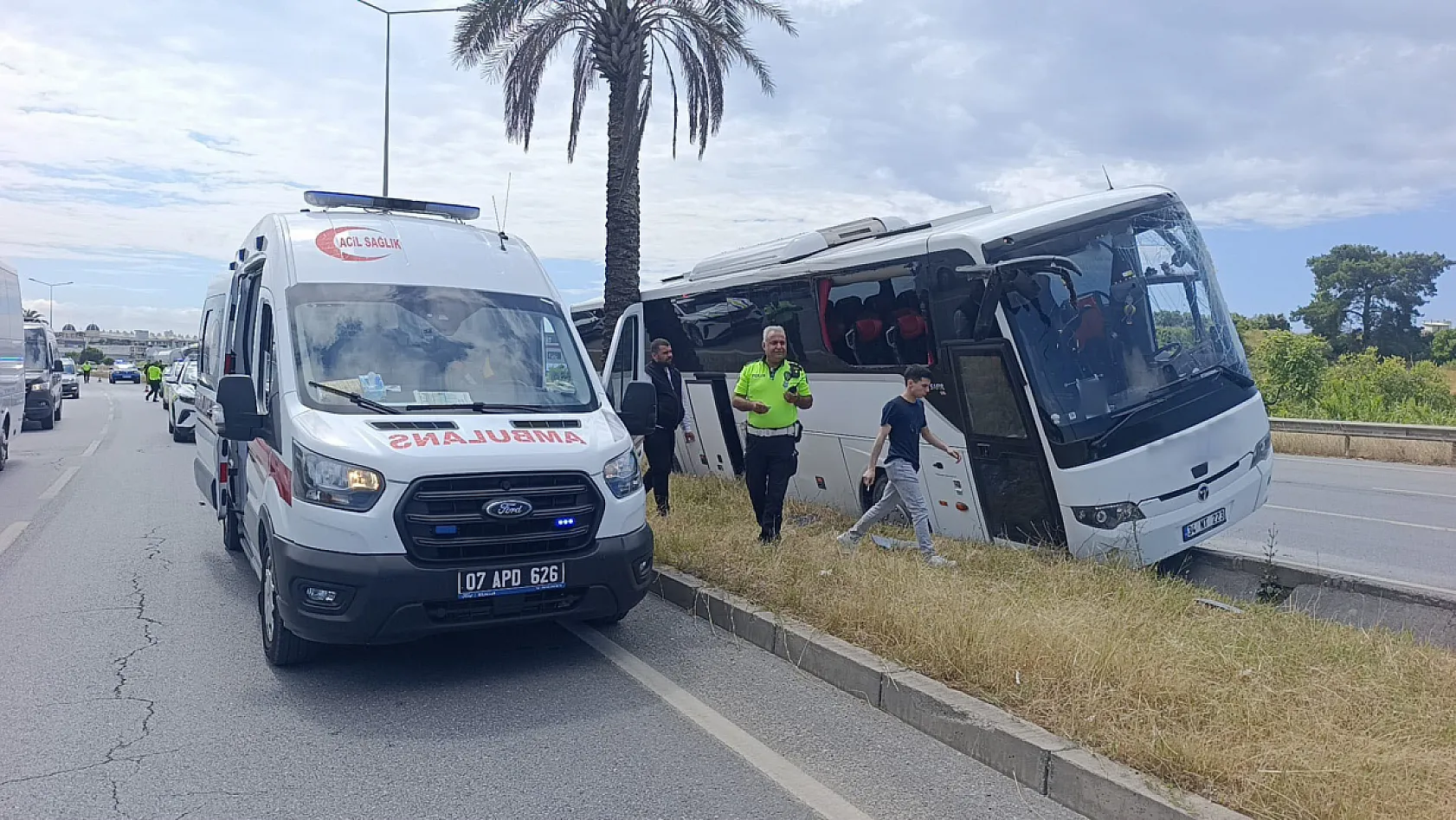 Şehirlerarası yolcu otobüsü Çevreyolu'nda refüje çıktı: 1 yaralı
