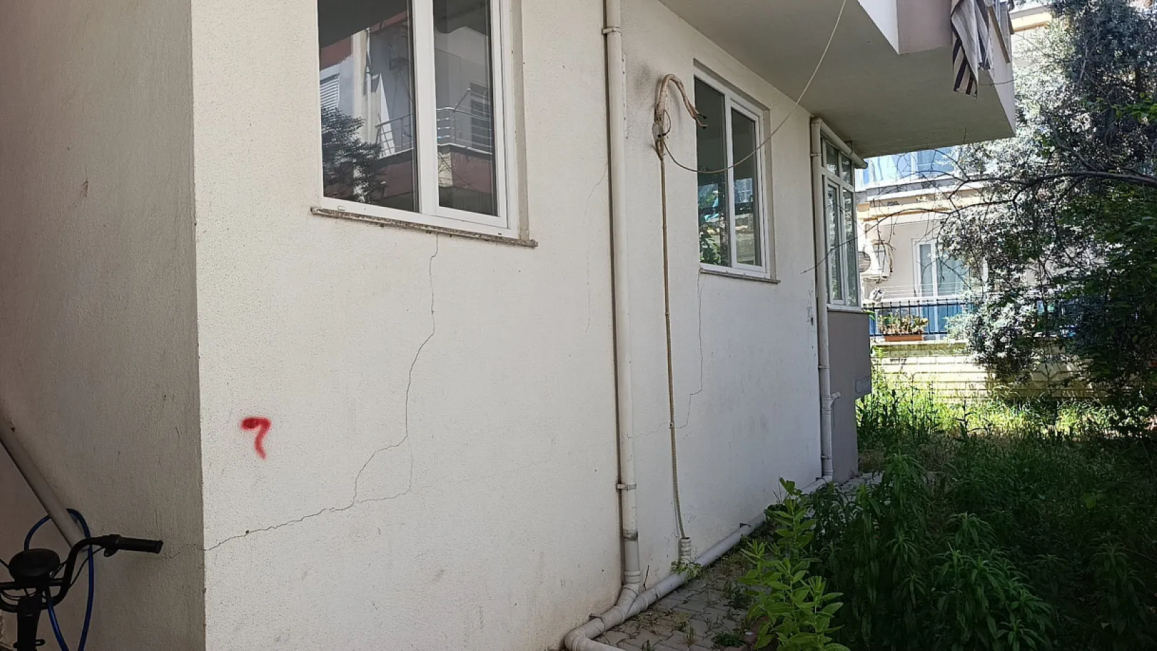 Çatlaklardan ışık görülen apartmanda korku dolu yaşam