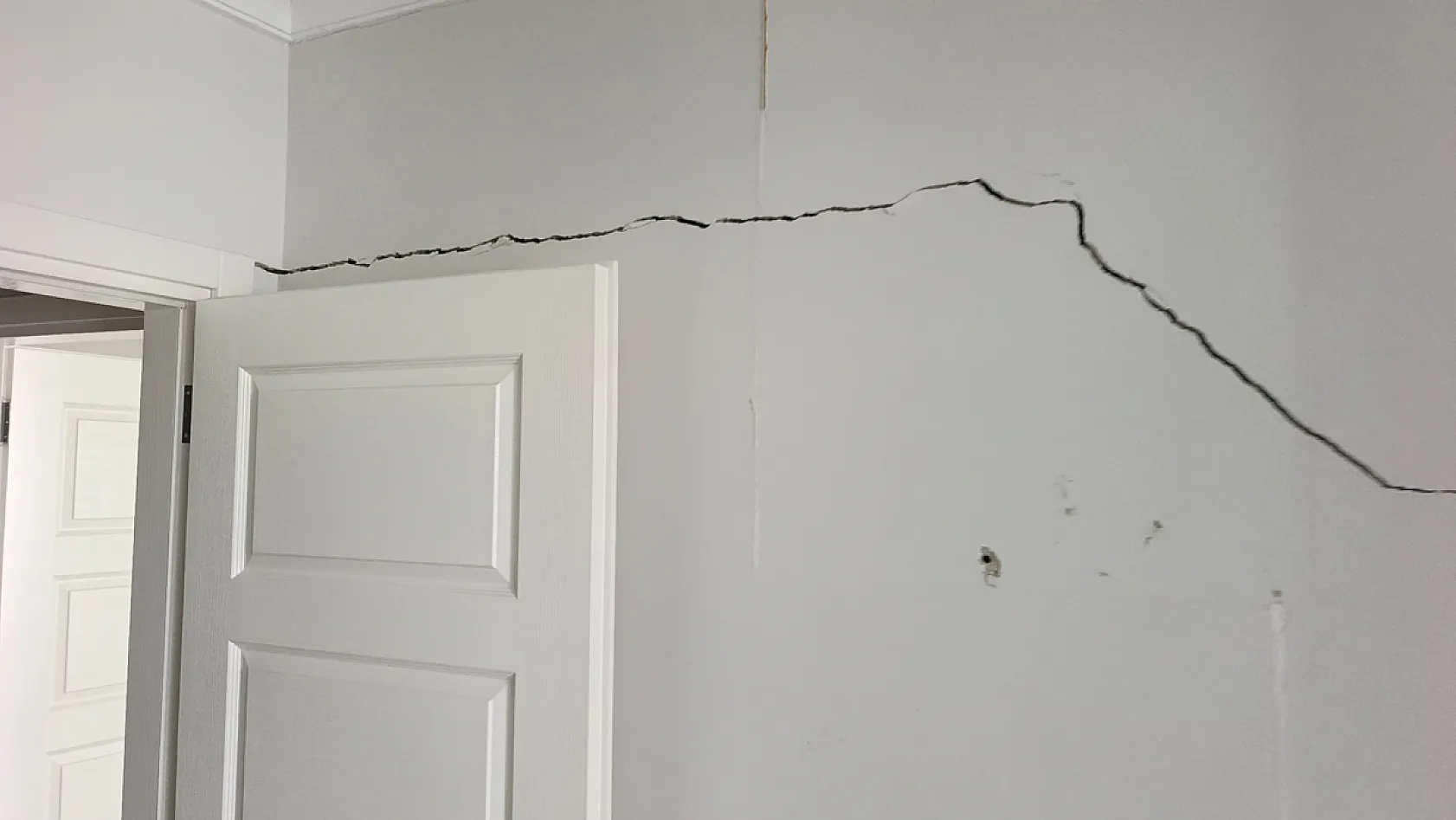 Çatlaklardan ışık görülen apartmanda korku dolu yaşam
