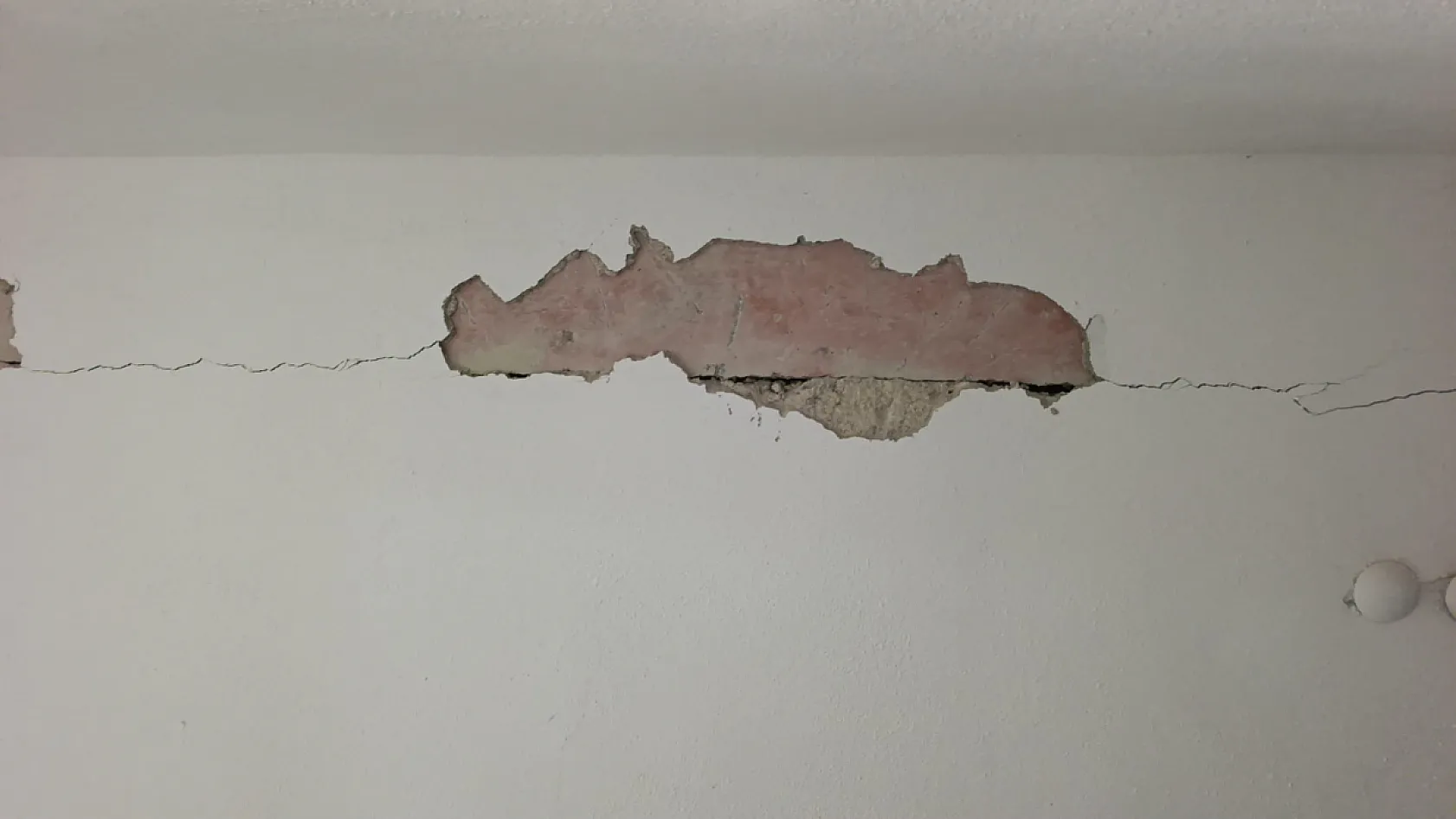 Çatlaklardan ışık görülen apartmanda korku dolu yaşam