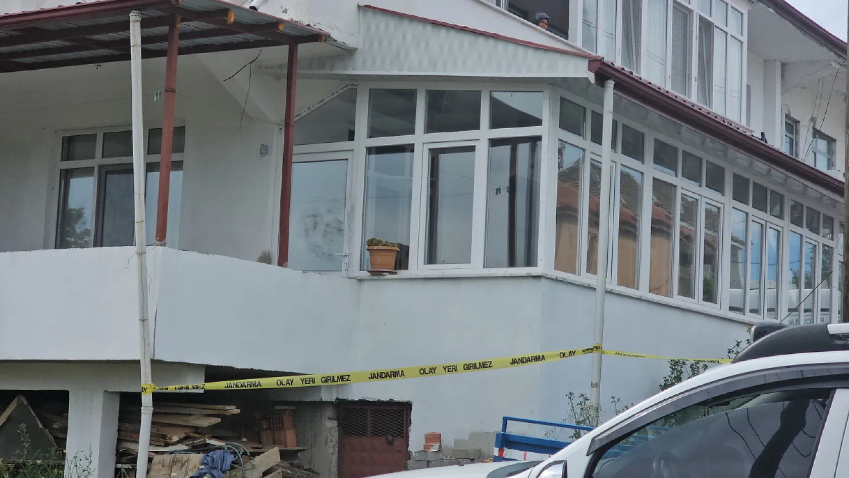 28 yaşındaki genç evinde ölü bulundu, kız arkadaşı gözaltında