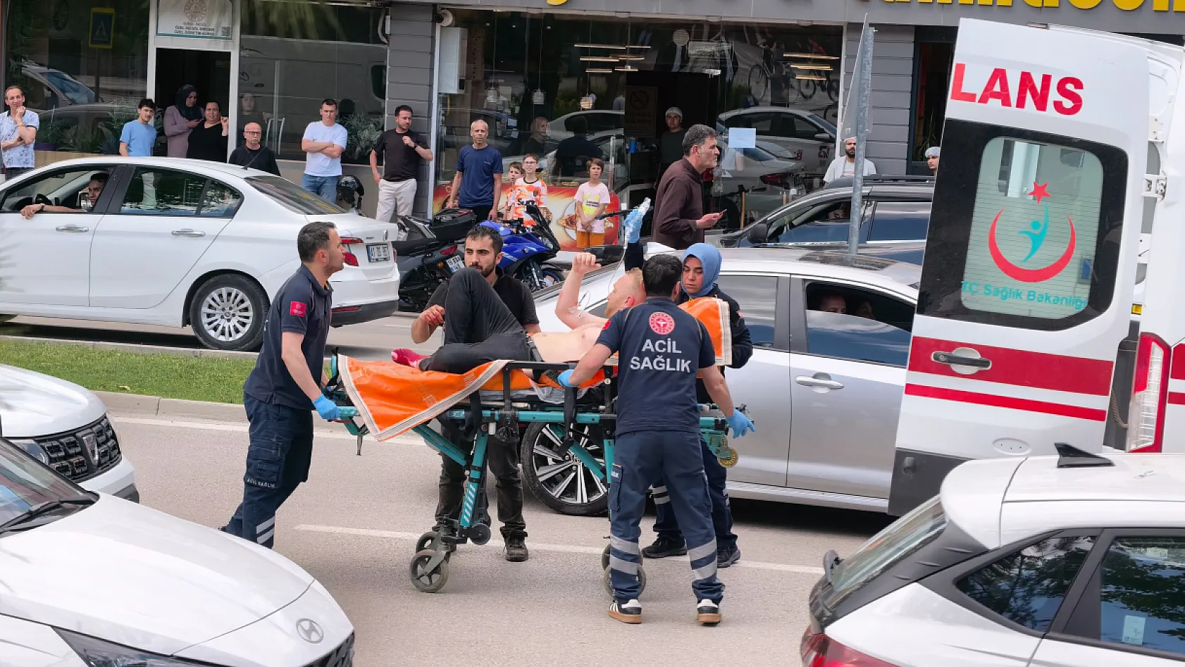 Yol kavgasında kan aktı: 1'i ağır 4 kişi bıçakla, 1 polis memuru arbede sonucu yaralandı