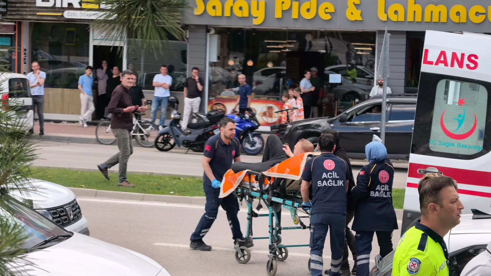 Yol kavgasında kan aktı: 1'i ağır 4 kişi bıçakla, 1 polis memuru arbede sonucu yaralandı
