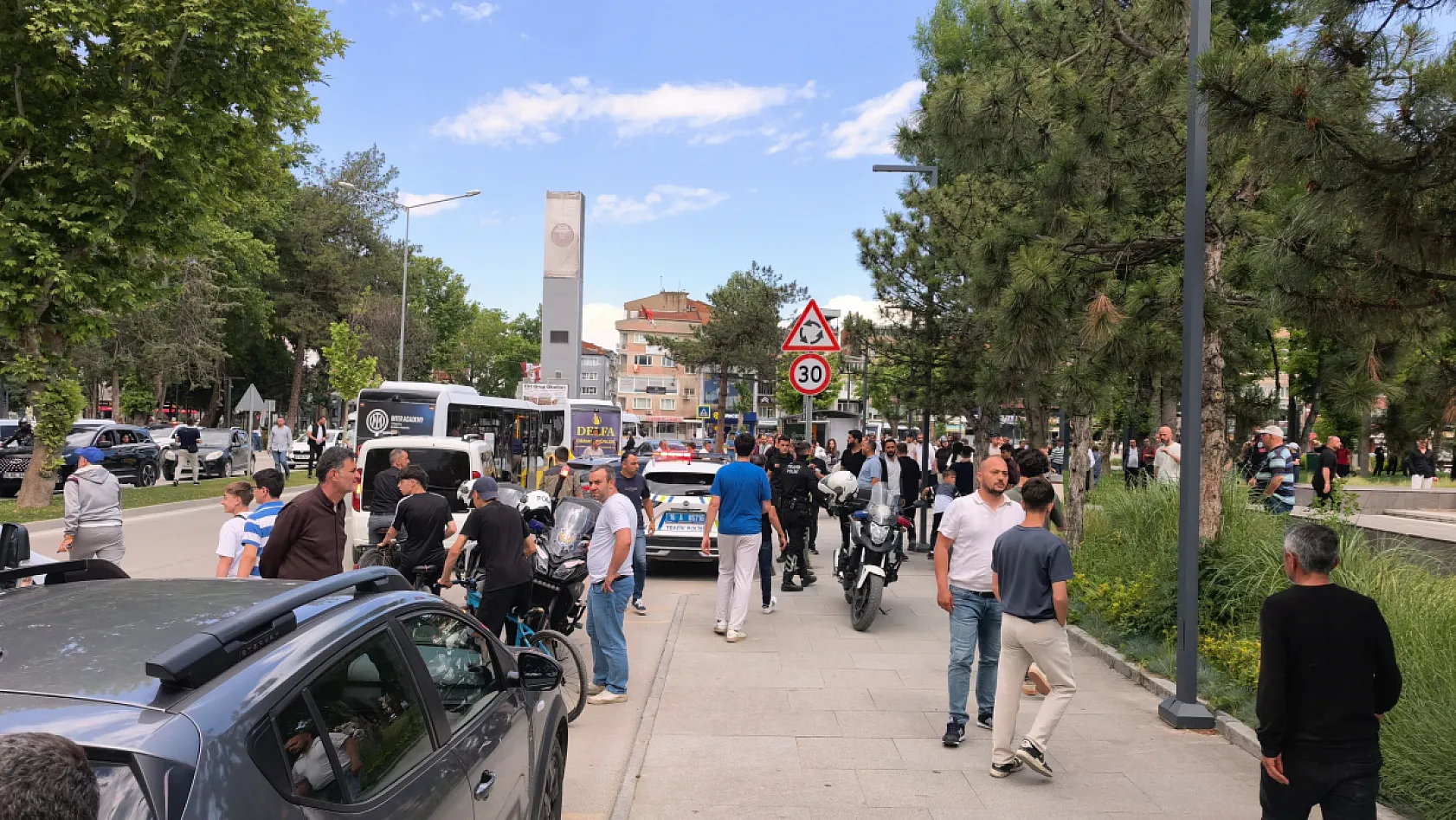 Yol kavgasında kan aktı: 1'i ağır 4 kişi bıçakla, 1 polis memuru arbede sonucu yaralandı