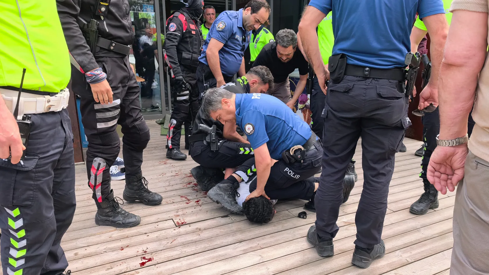 Yol kavgasında kan aktı: 1'i ağır 4 kişi bıçakla, 1 polis memuru arbede sonucu yaralandı