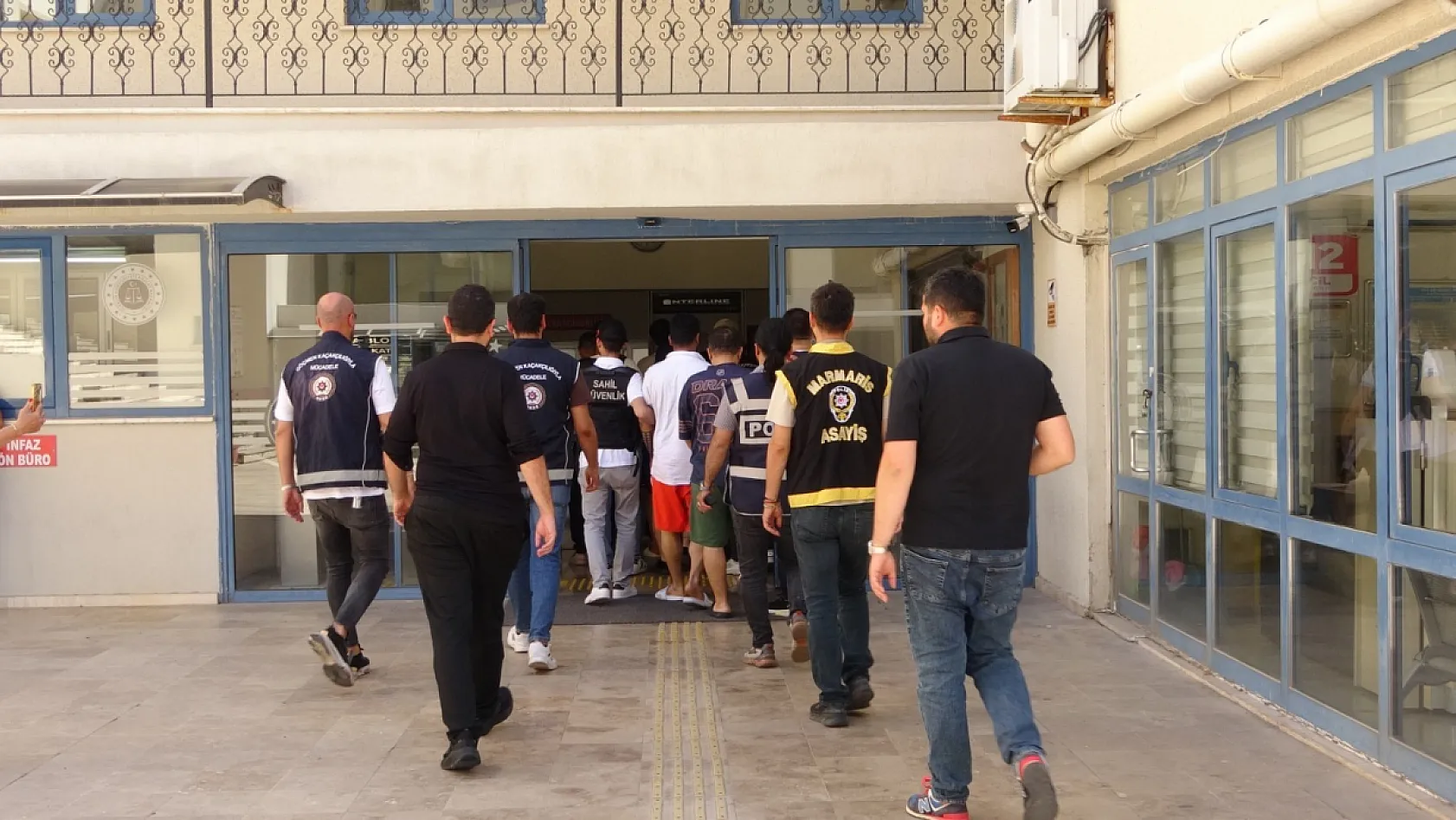 Marmaris'te göçmen kaçakçılığı operasyonu: 7 şüpheli adliyeye sevk edildi