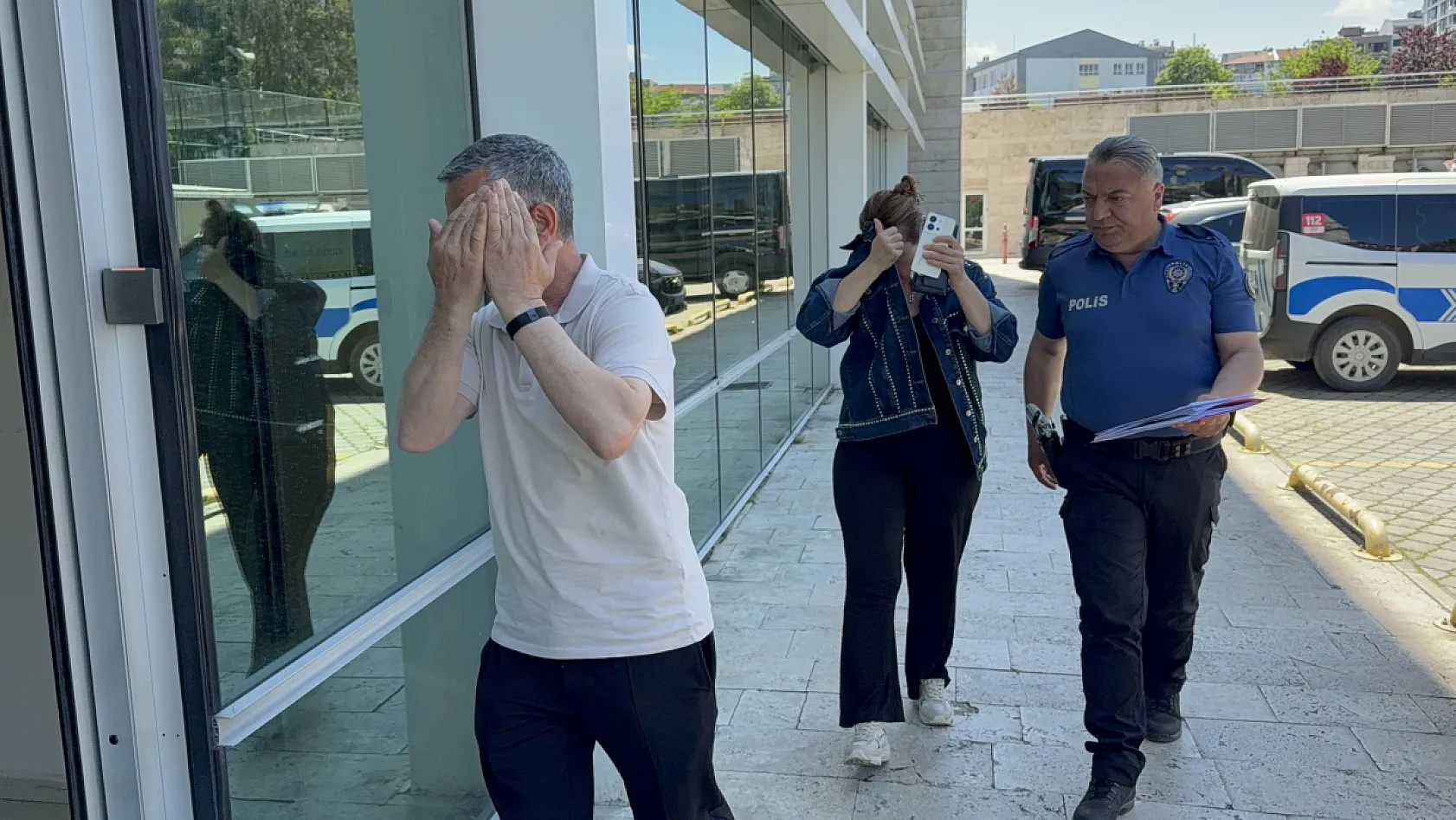 Giyim eşyası çalarken kameraya yakalanan karı koca gözaltına alındı