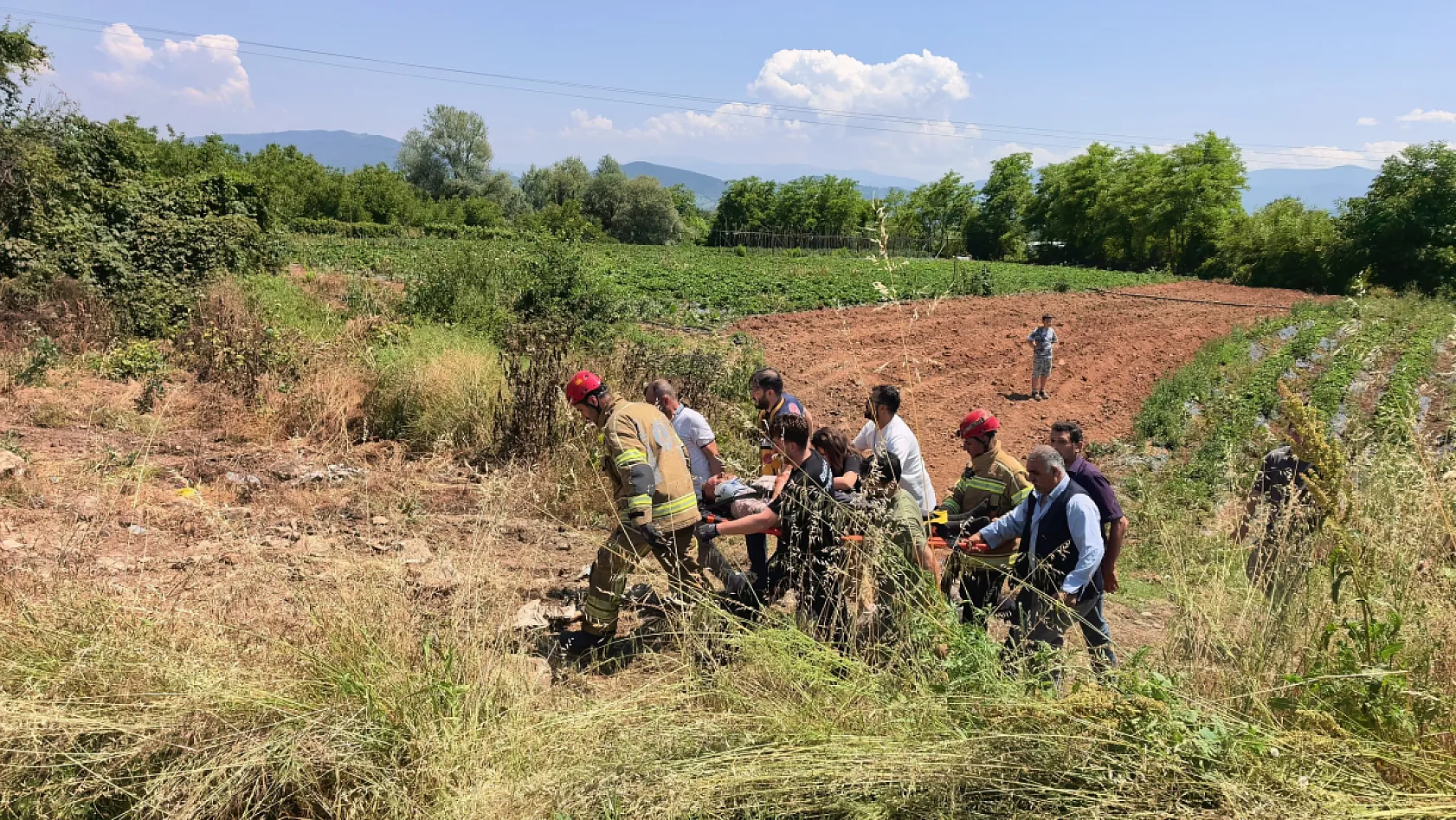 Kontrolden çıkan traktör köprüden aşağı uçtu