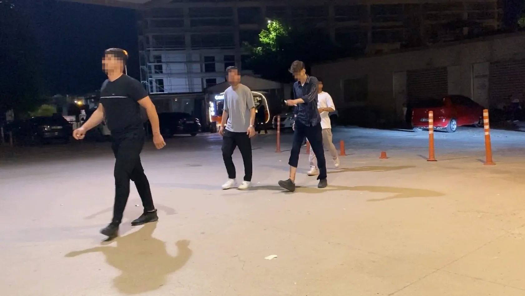 Parktaki gençlere pompalı tüfekle saldırdı: 10 yaralı
