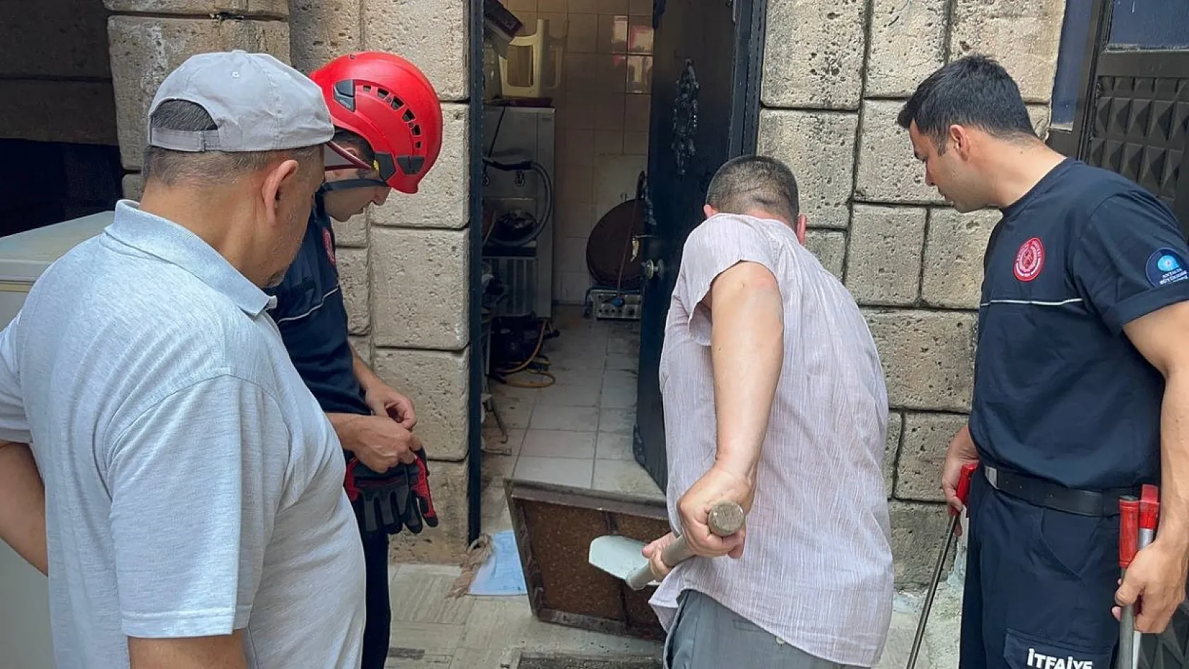Namaza gelen cemaat karşılaştıkları yılanı önce oyuncak sandı, hareket edince telefona sarıldı