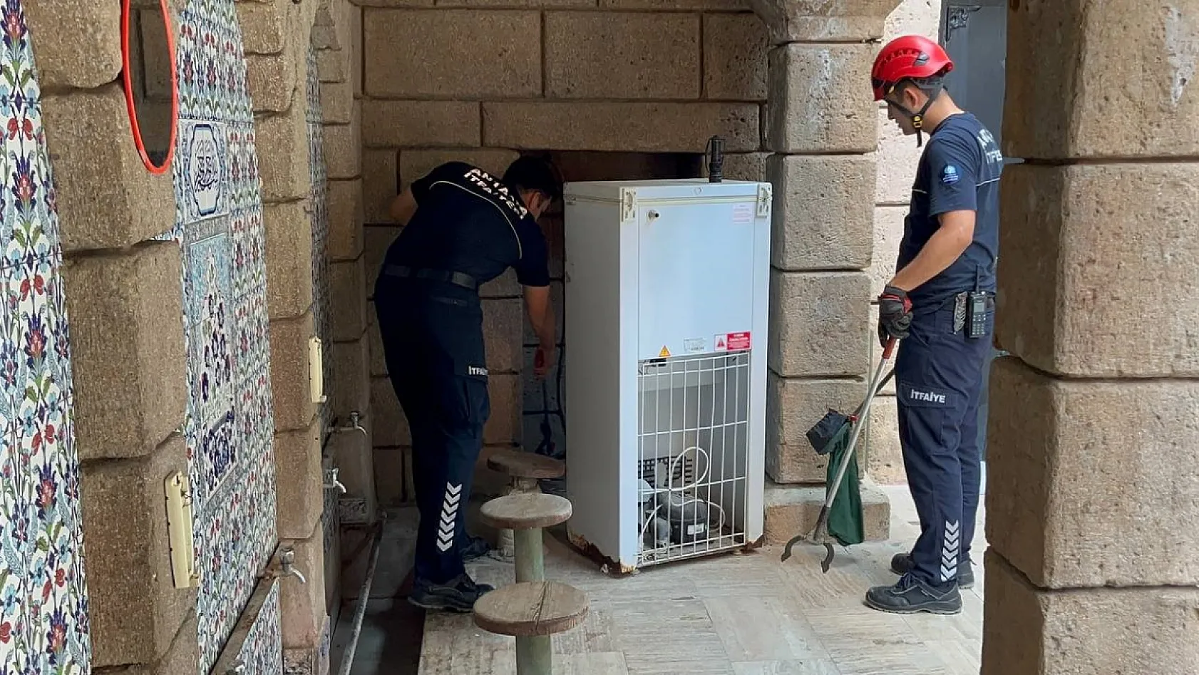 Namaza gelen cemaat karşılaştıkları yılanı önce oyuncak sandı, hareket edince telefona sarıldı