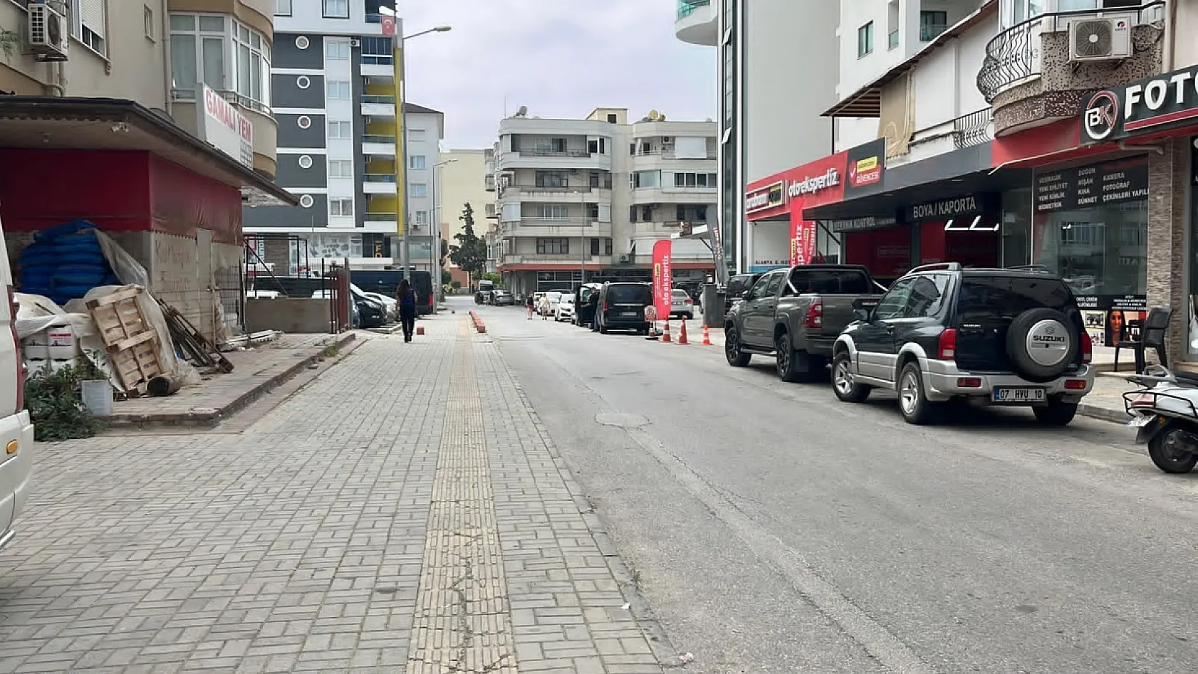 Otomobille çarpışan motosiklettekiler, metrelerce uçup park halindeki aracın bagajına çarptı