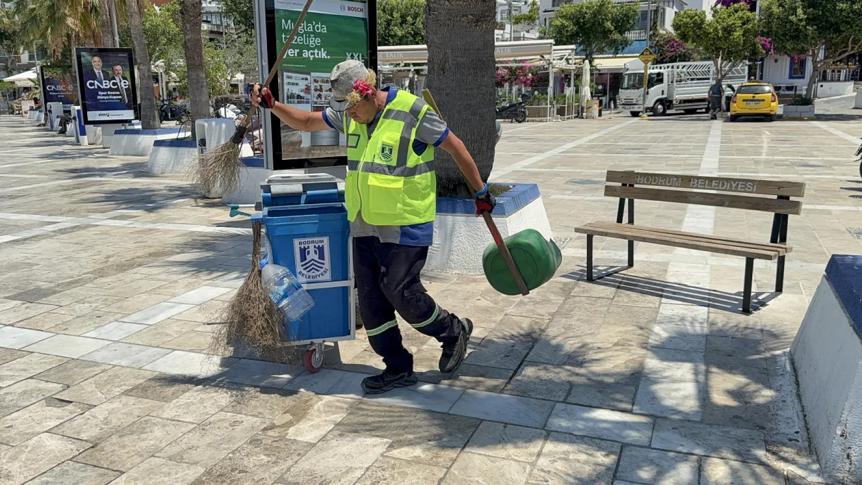 Bodrum sokaklarını müzikle temizliyor
