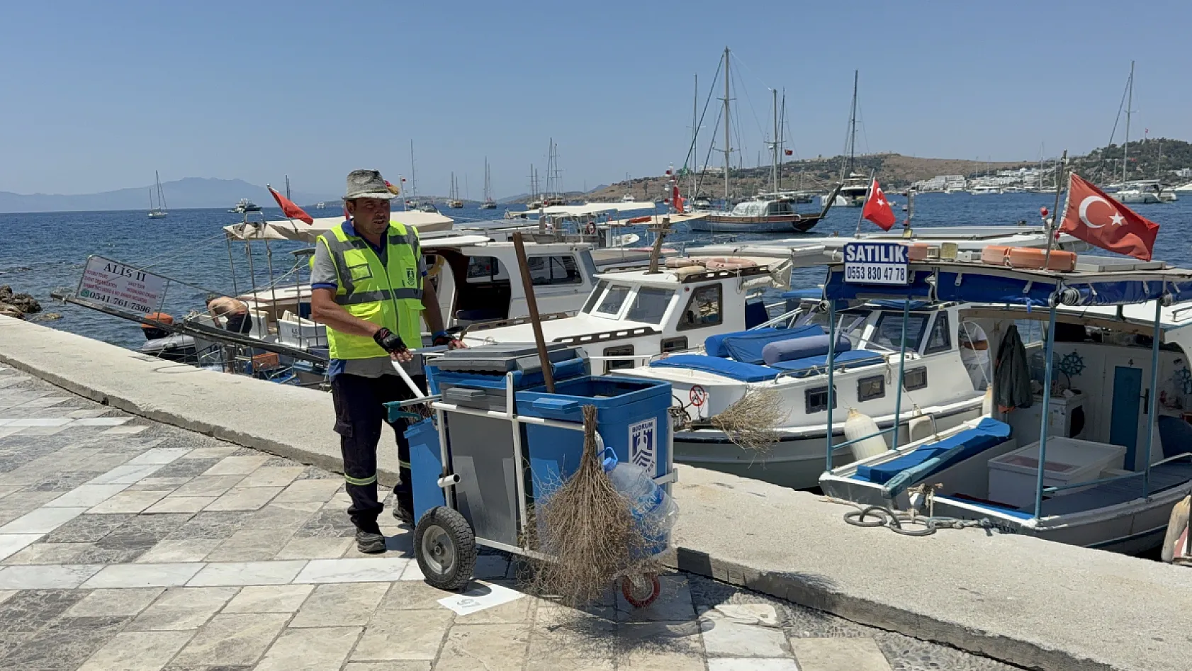 Bodrum sokaklarını müzikle temizliyor
