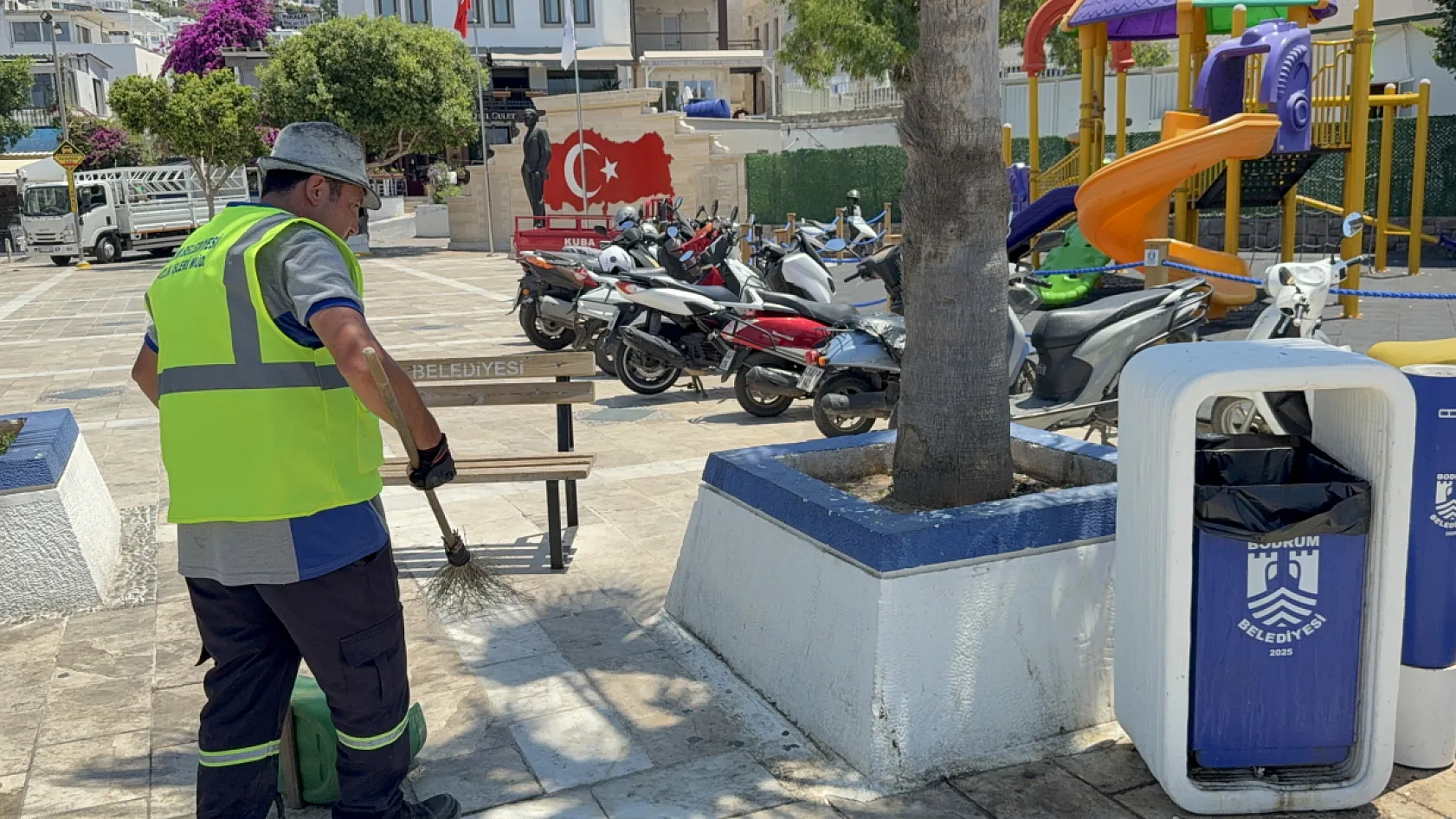 Bodrum sokaklarını müzikle temizliyor