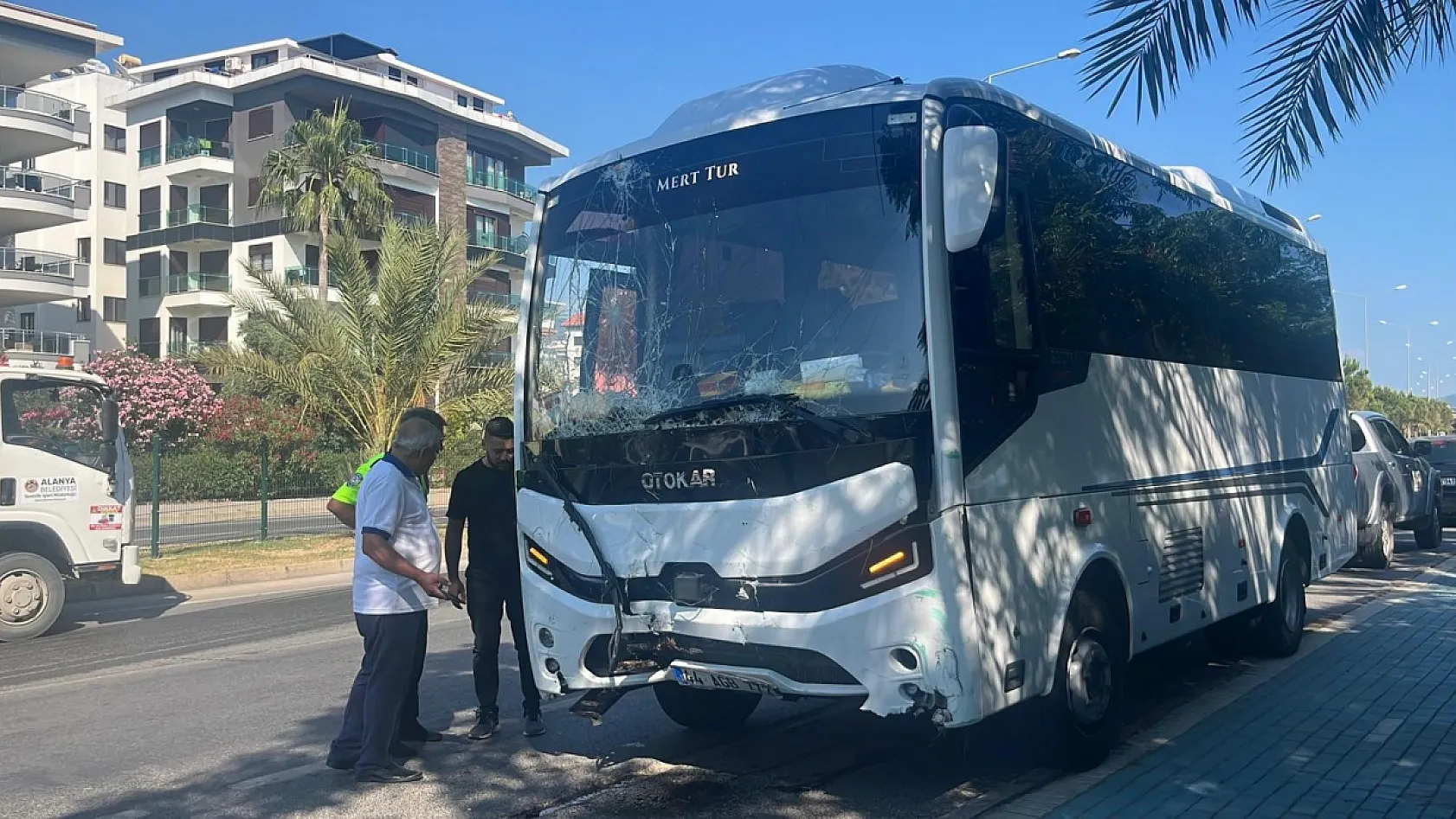 Alkollü sürücünün kullandığı midibüs refüjü aşıp karşı şeride geçti