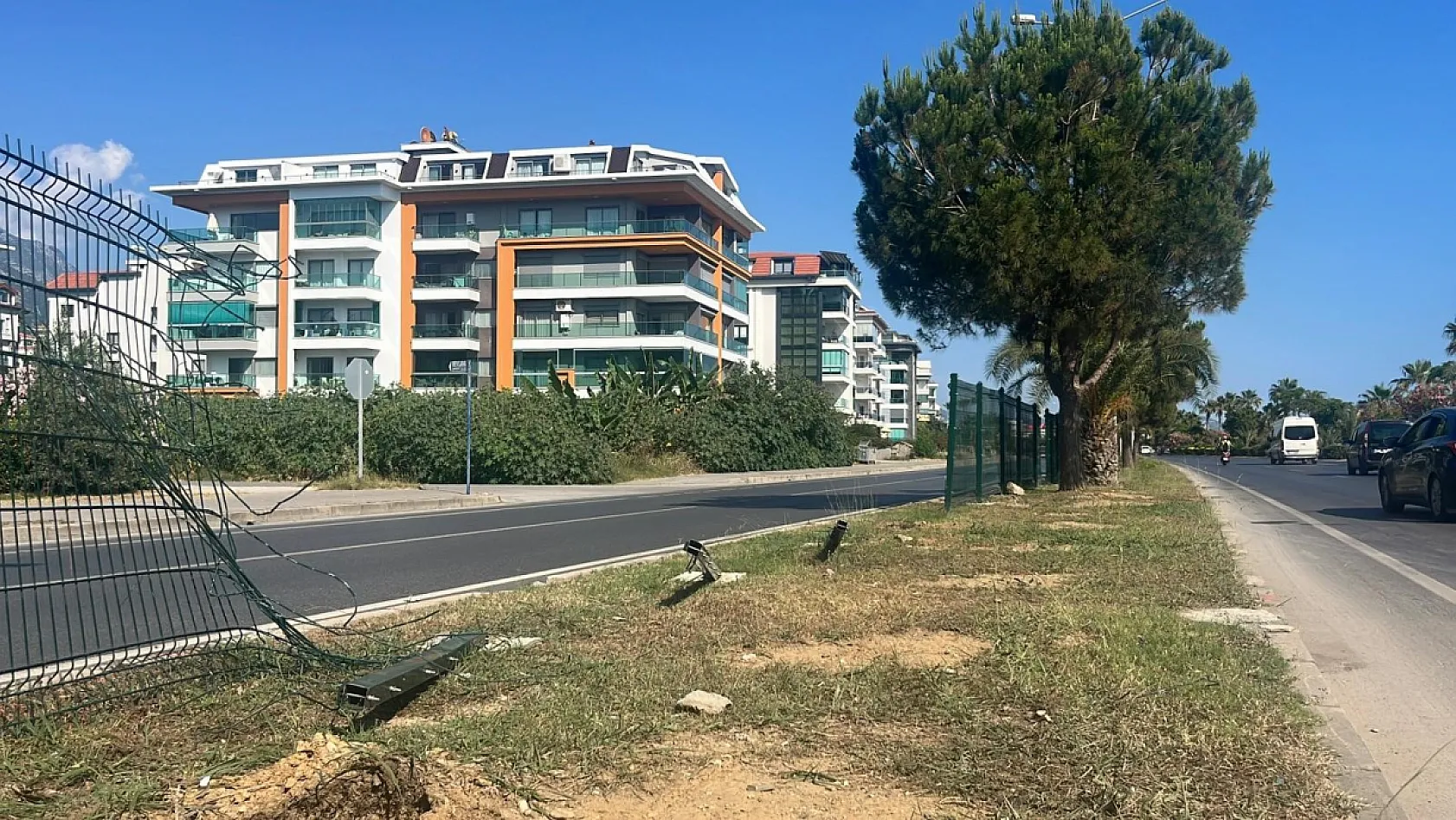 Alkollü sürücünün kullandığı midibüs refüjü aşıp karşı şeride geçti