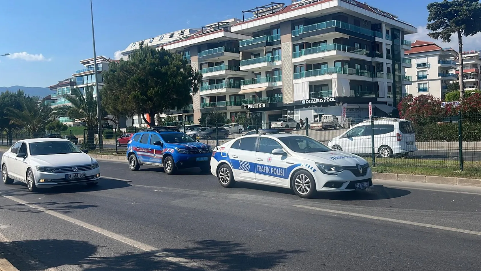 Alkollü sürücünün kullandığı midibüs refüjü aşıp karşı şeride geçti