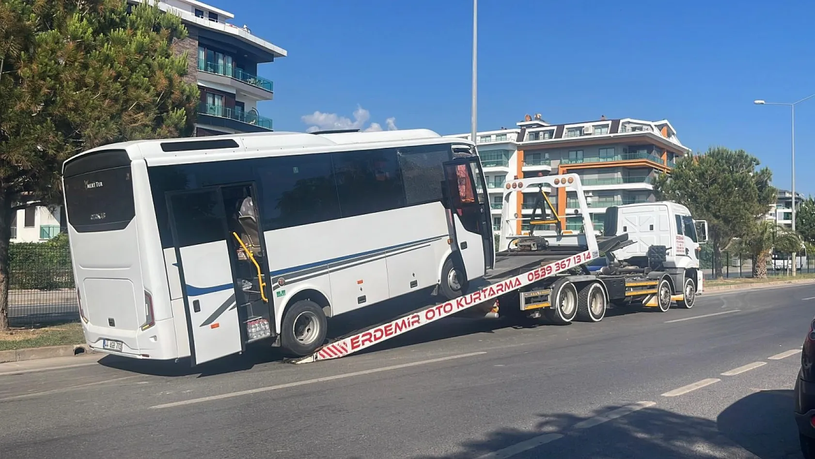 Alkollü sürücünün kullandığı midibüs refüjü aşıp karşı şeride geçti
