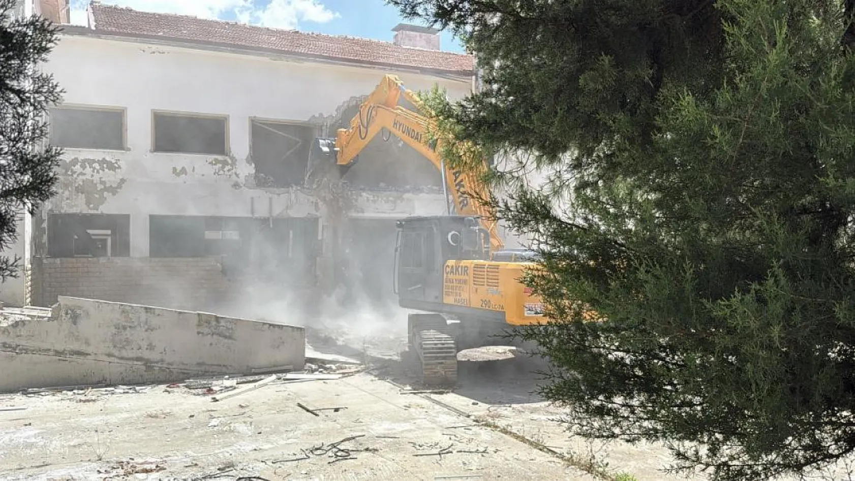 Menteşe'de 72 yıldır hizmet veren bina yıkılıyor