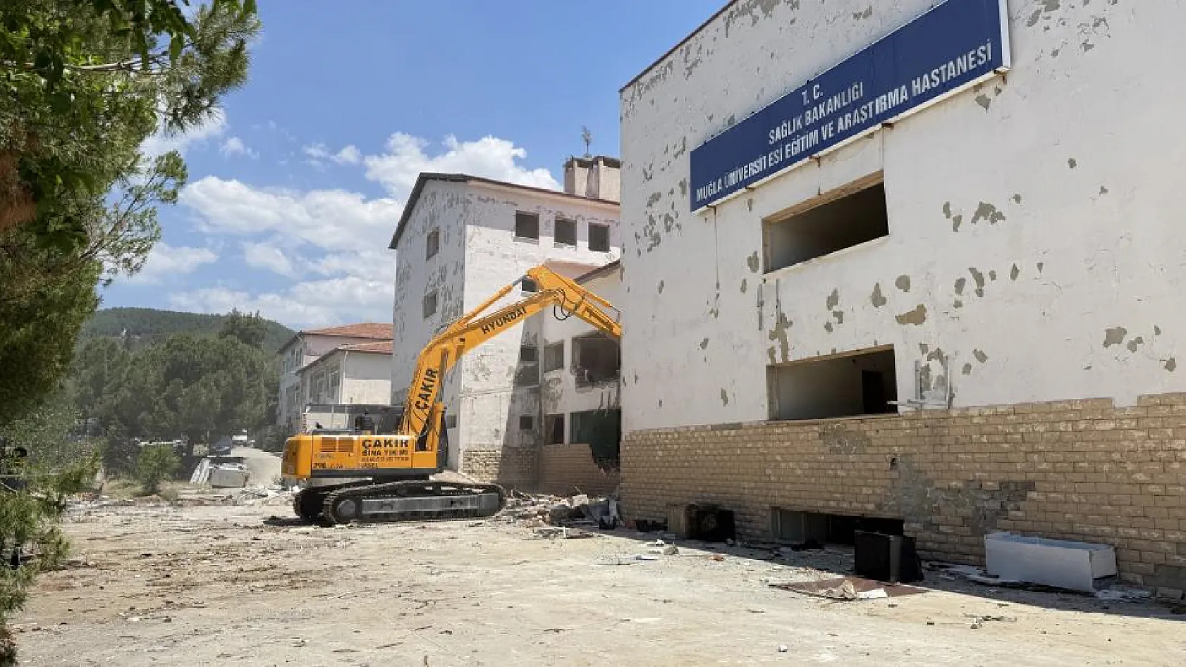 Menteşe'de 72 yıldır hizmet veren bina yıkılıyor