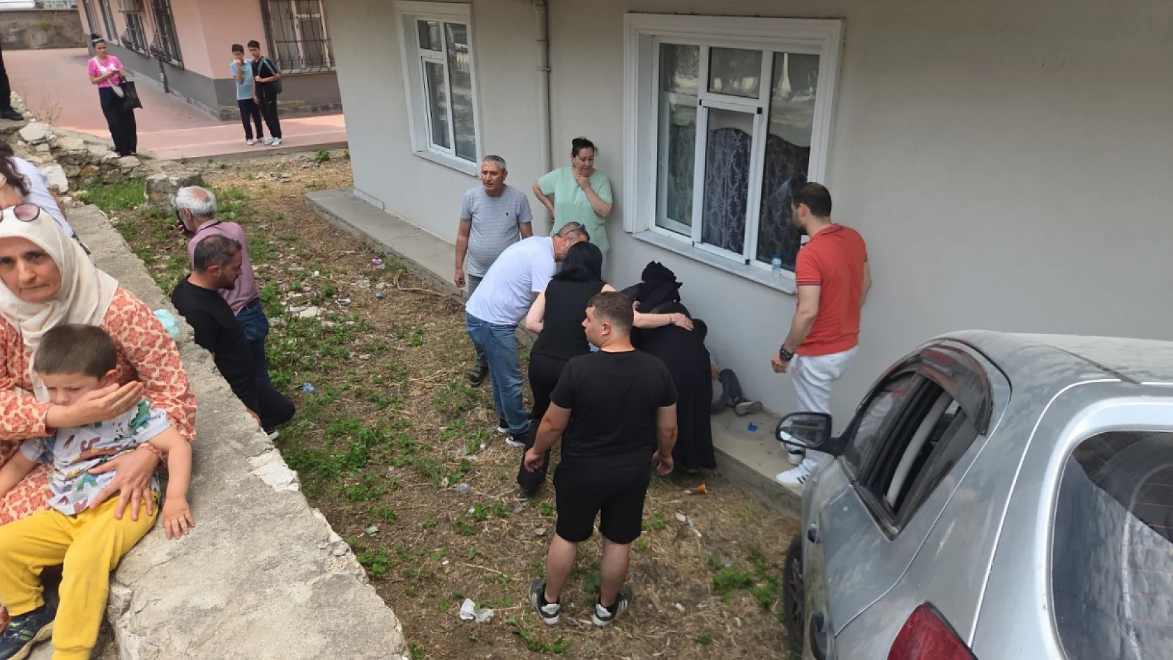 Otomobil apartman bahçesine uçtu, faciadan dönüldü