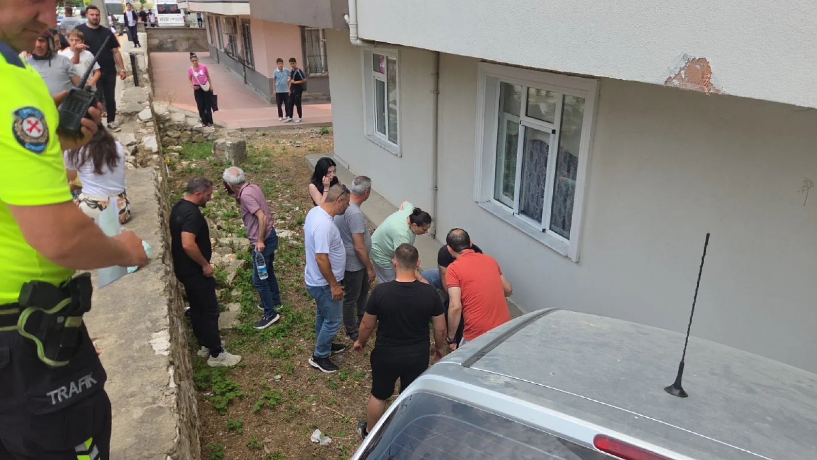 Otomobil apartman bahçesine uçtu, faciadan dönüldü