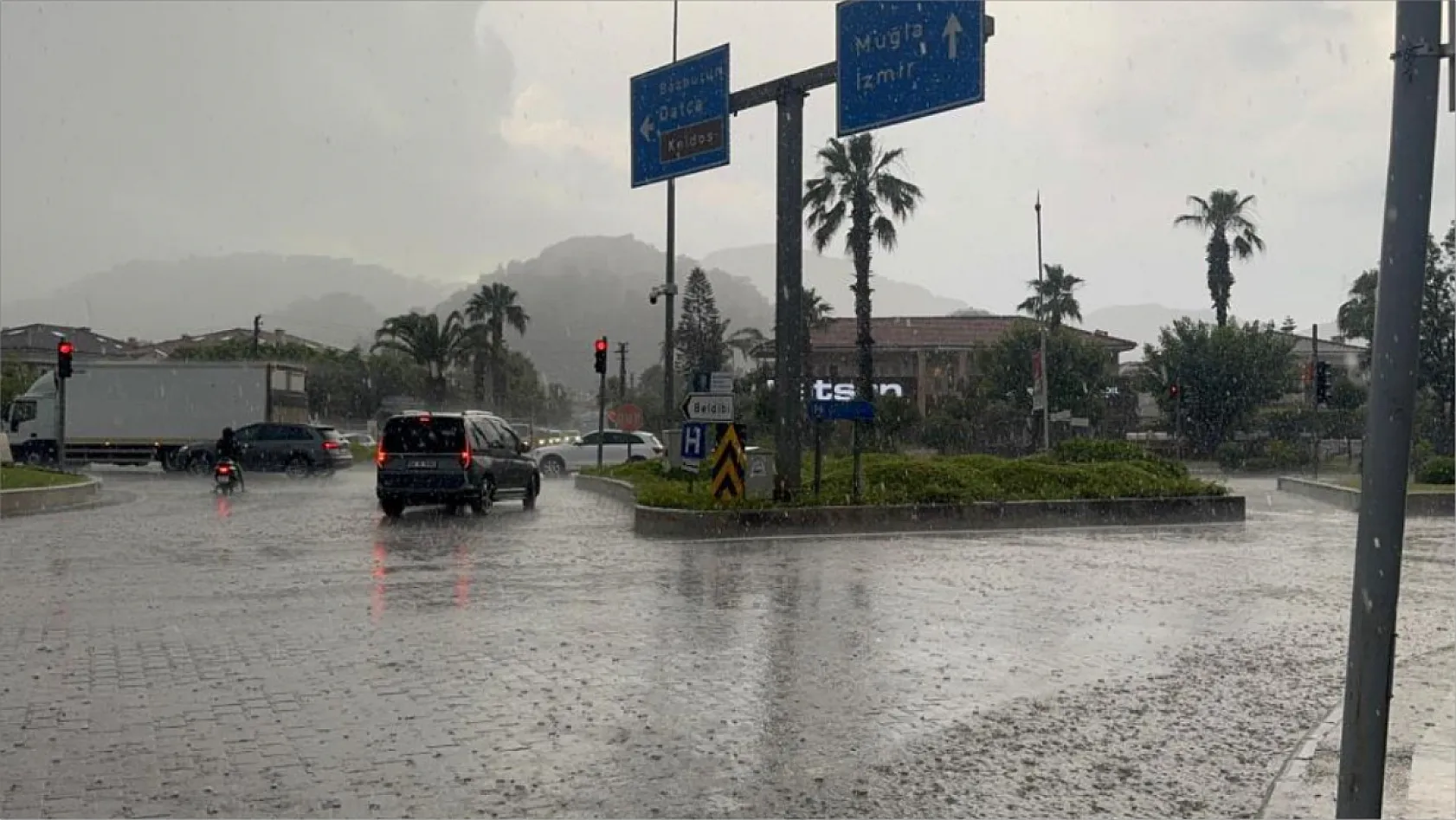 Marmaris'te sağanak yağış hayatı olumsuz etkiledi