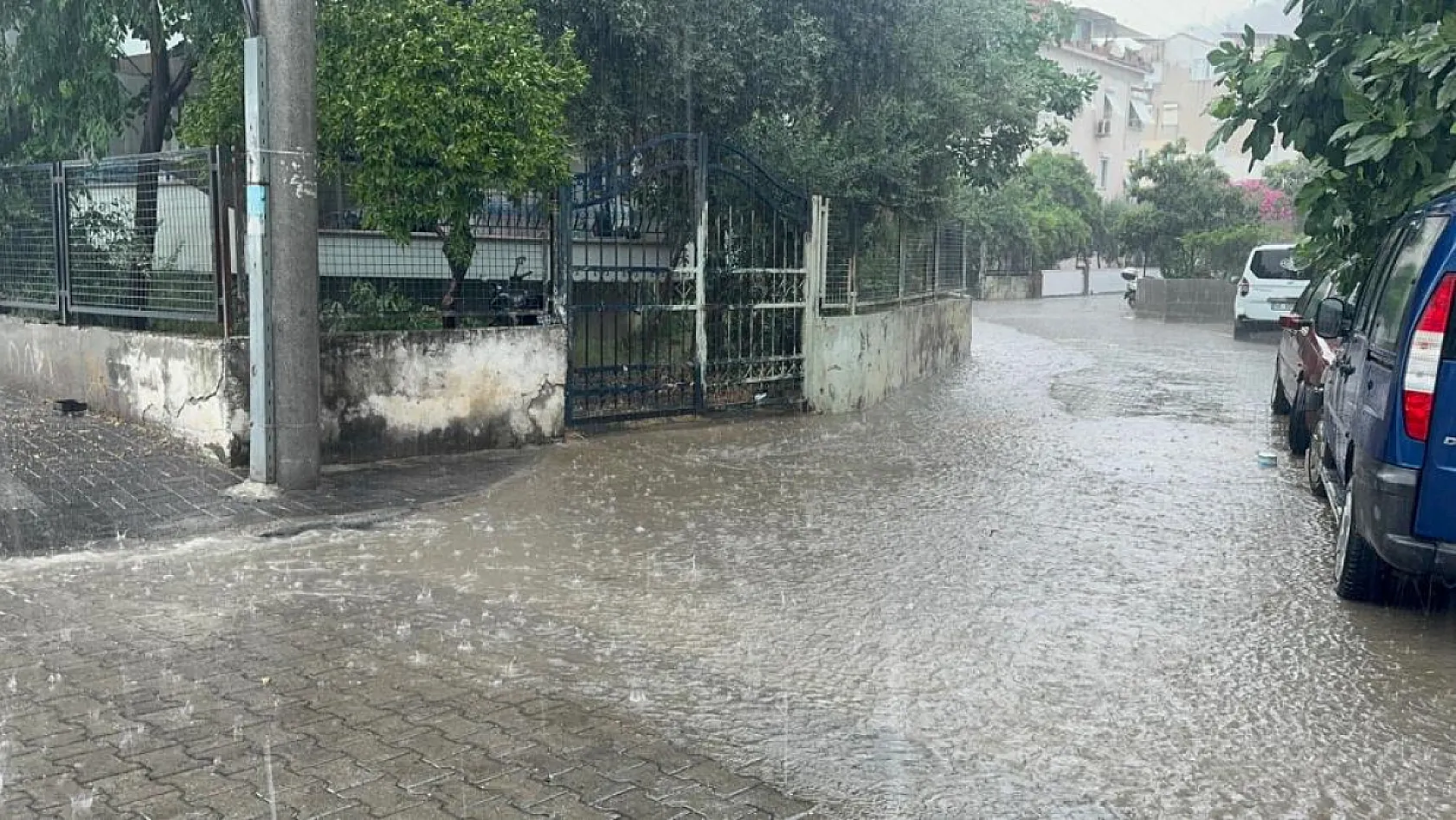 Marmaris'te sağanak yağış hayatı olumsuz etkiledi