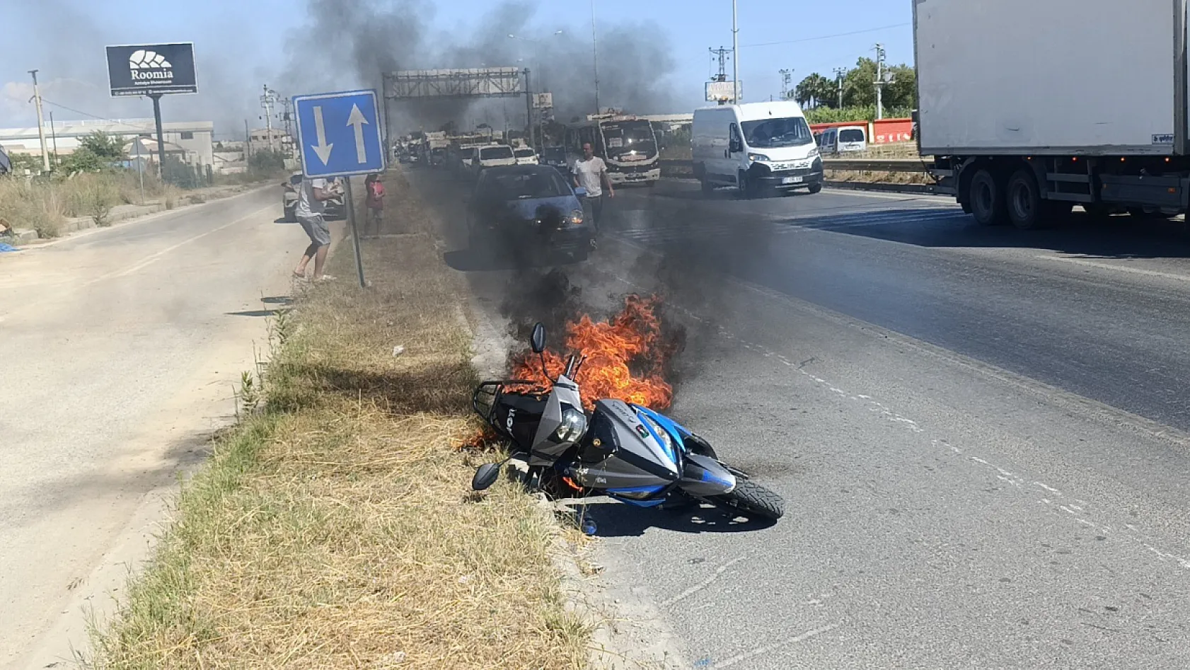 Motosikleti gözlerinin önünde demir yığınına döndü, yardım istediği sürücüler sadece izleyebildi