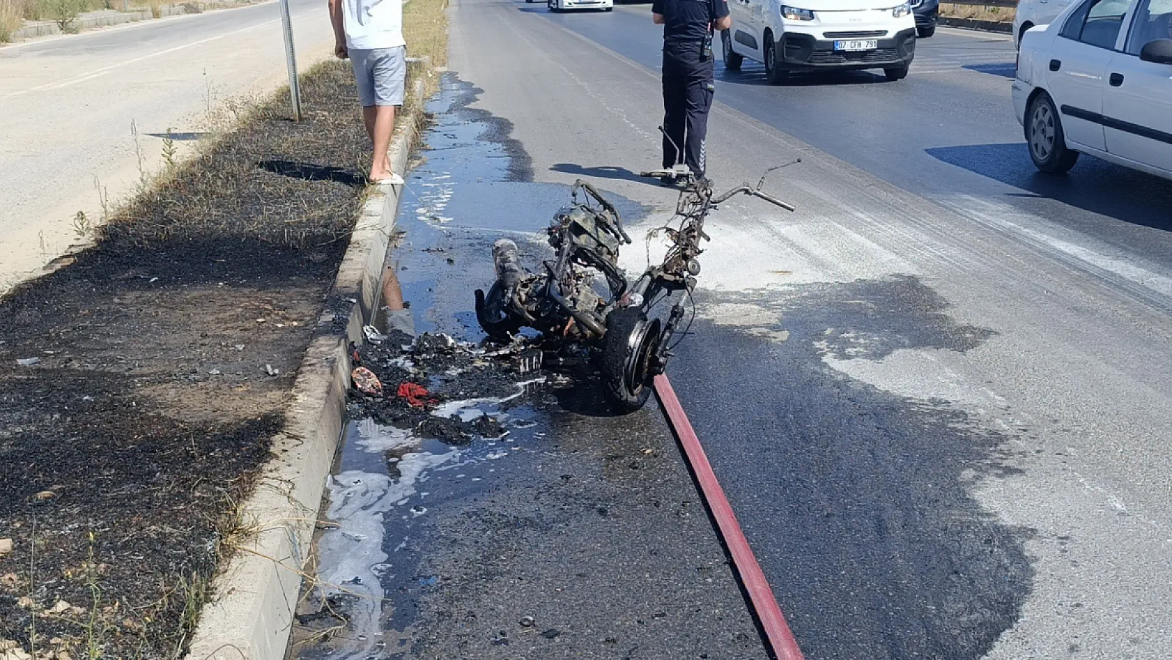 Motosikleti gözlerinin önünde demir yığınına döndü, yardım istediği sürücüler sadece izleyebildi
