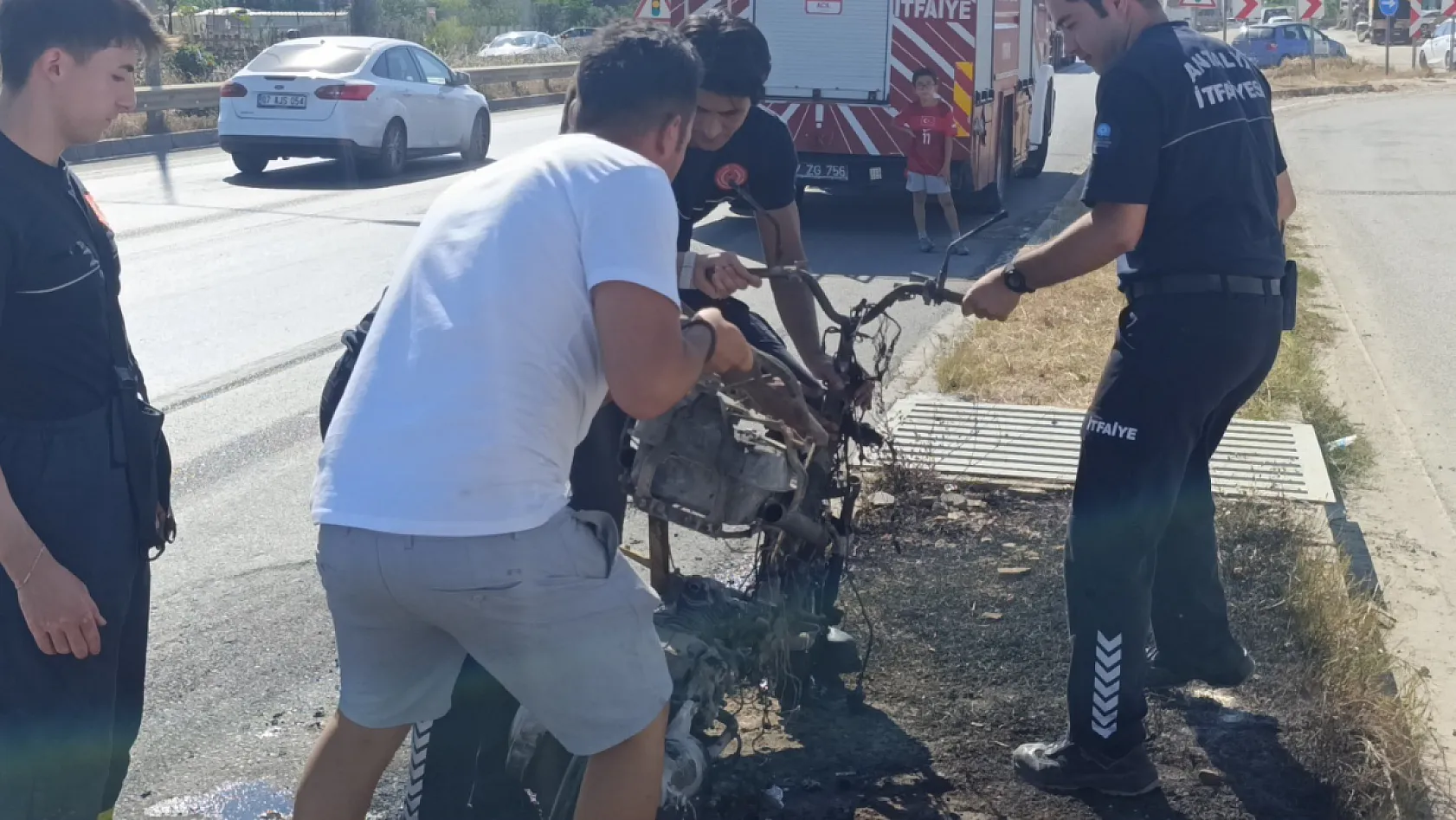 Motosikleti gözlerinin önünde demir yığınına döndü, yardım istediği sürücüler sadece izleyebildi