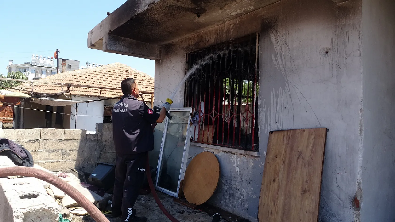 Aynı kişiye ait 2 ayrı evde aynı anlarda çıkan yangında kundaklama şüphesi