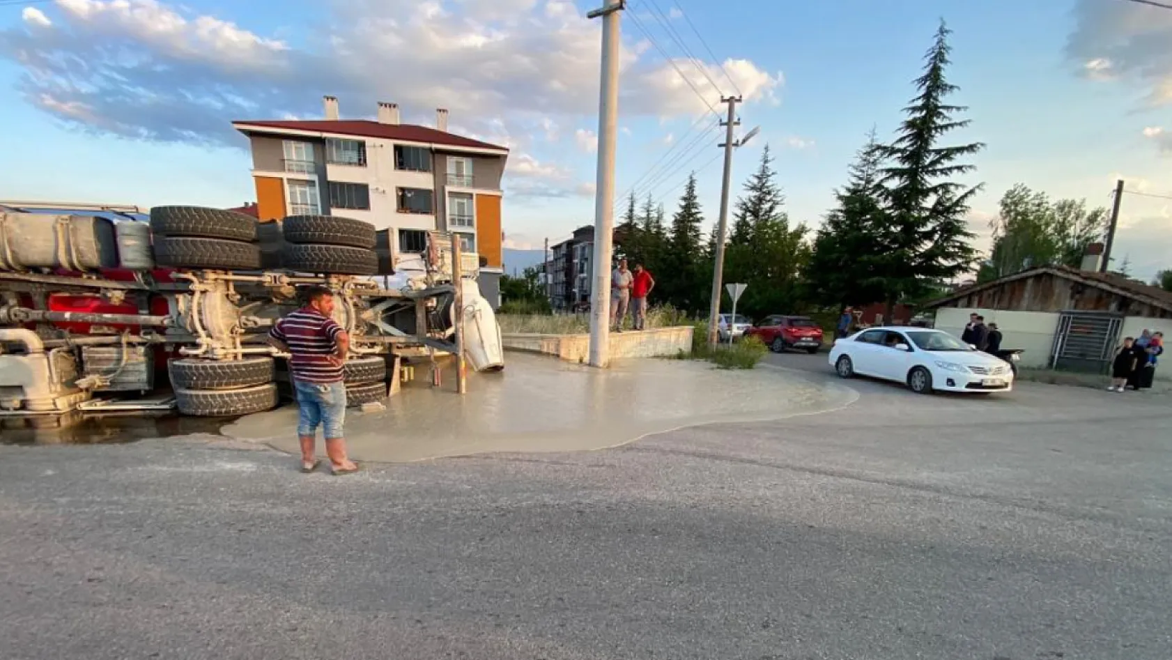Beton Mikseri Devrildi: Sürücü Yaralandı
