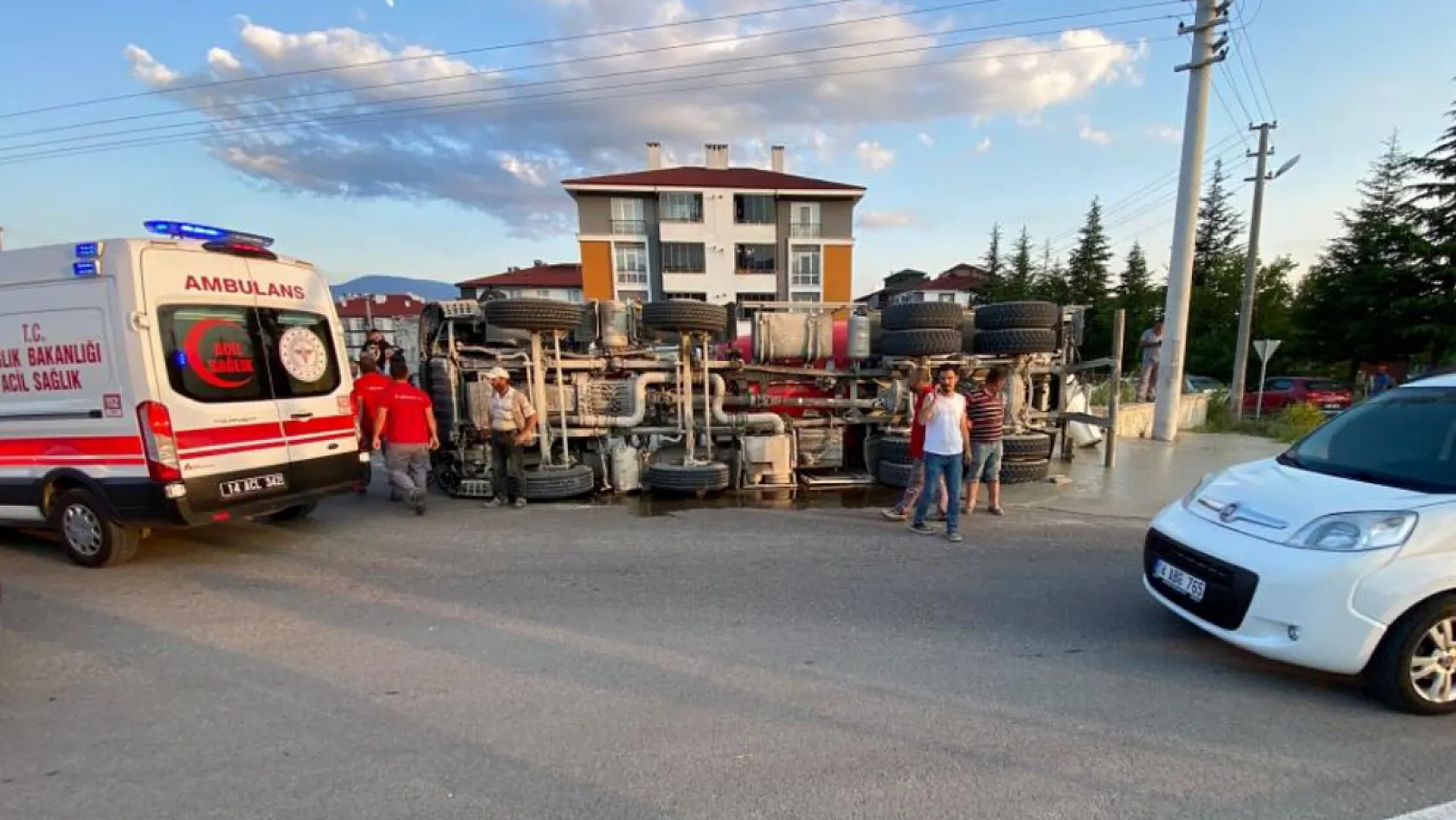 Beton Mikseri Devrildi: Sürücü Yaralandı