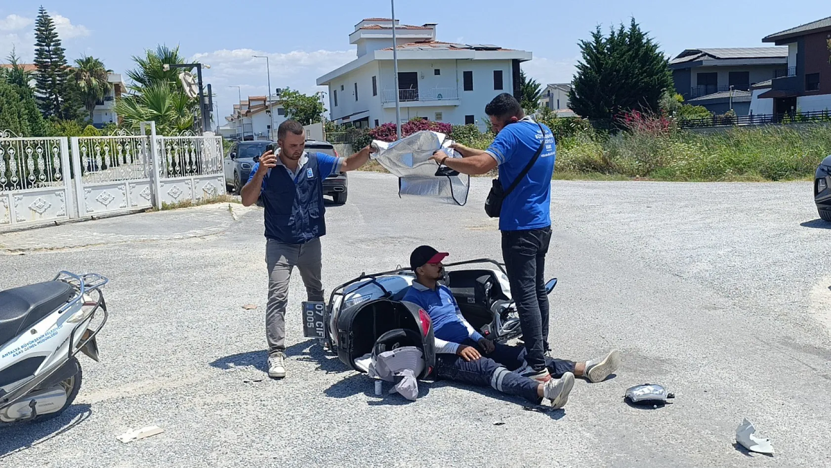 Kaza yapan mesai arkadaşlarını güneşten korumaya çalıştılar