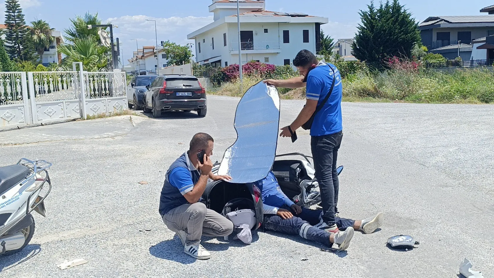 Kaza yapan mesai arkadaşlarını güneşten korumaya çalıştılar