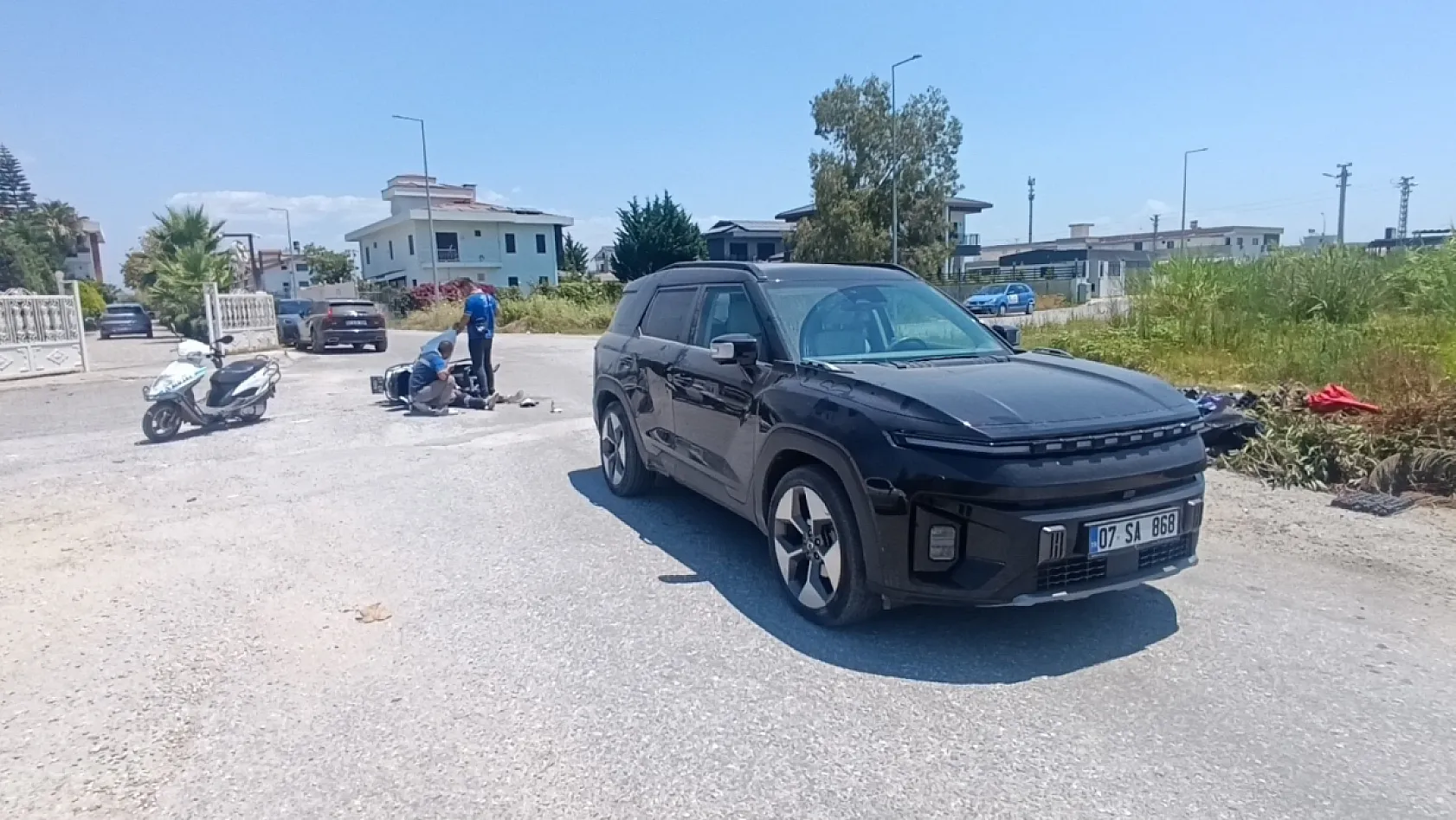 Kaza yapan mesai arkadaşlarını güneşten korumaya çalıştılar
