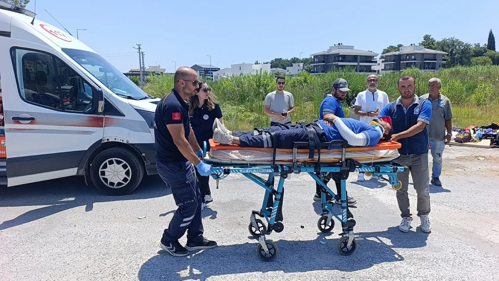 Kaza yapan mesai arkadaşlarını güneşten korumaya çalıştılar