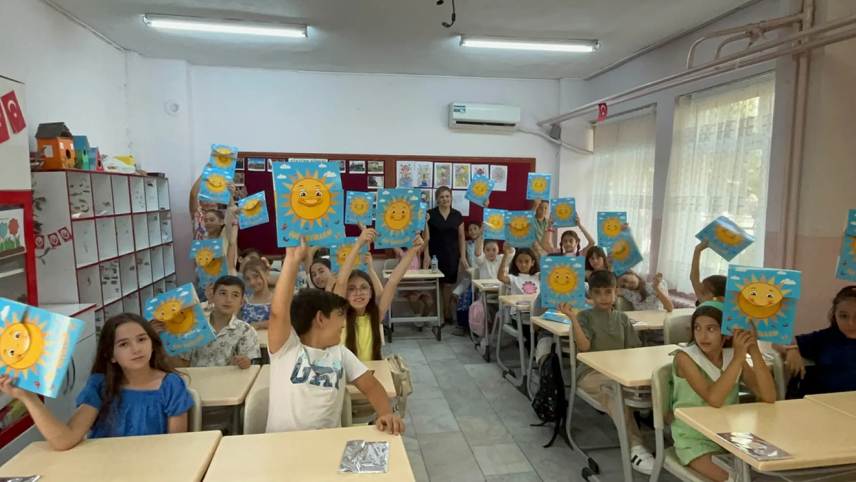 Yatağan'daki okullarda karne heyecanı yaşandı
