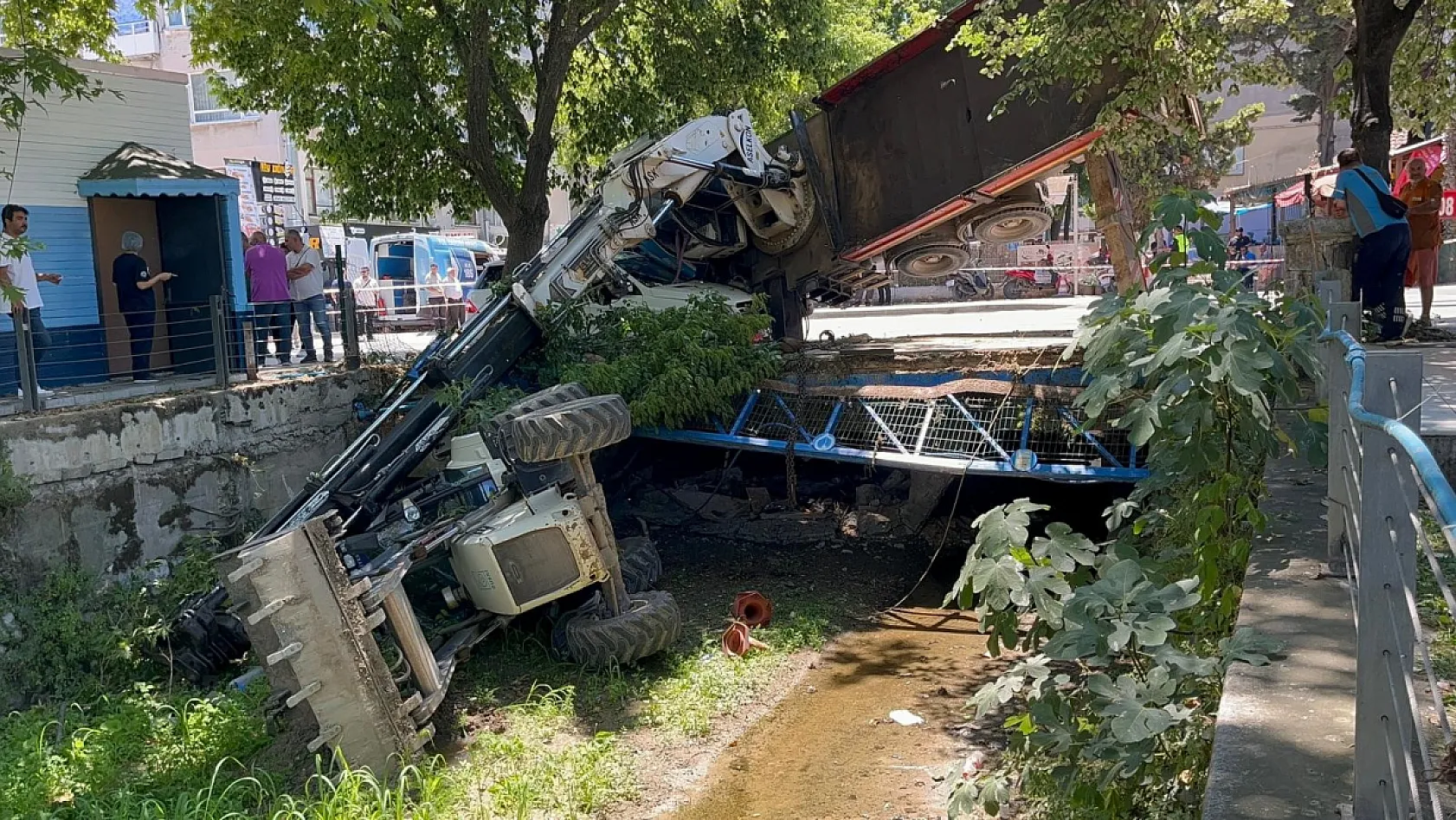 Vinç aracın üzerine devrildi, kepçe dereye uçtu