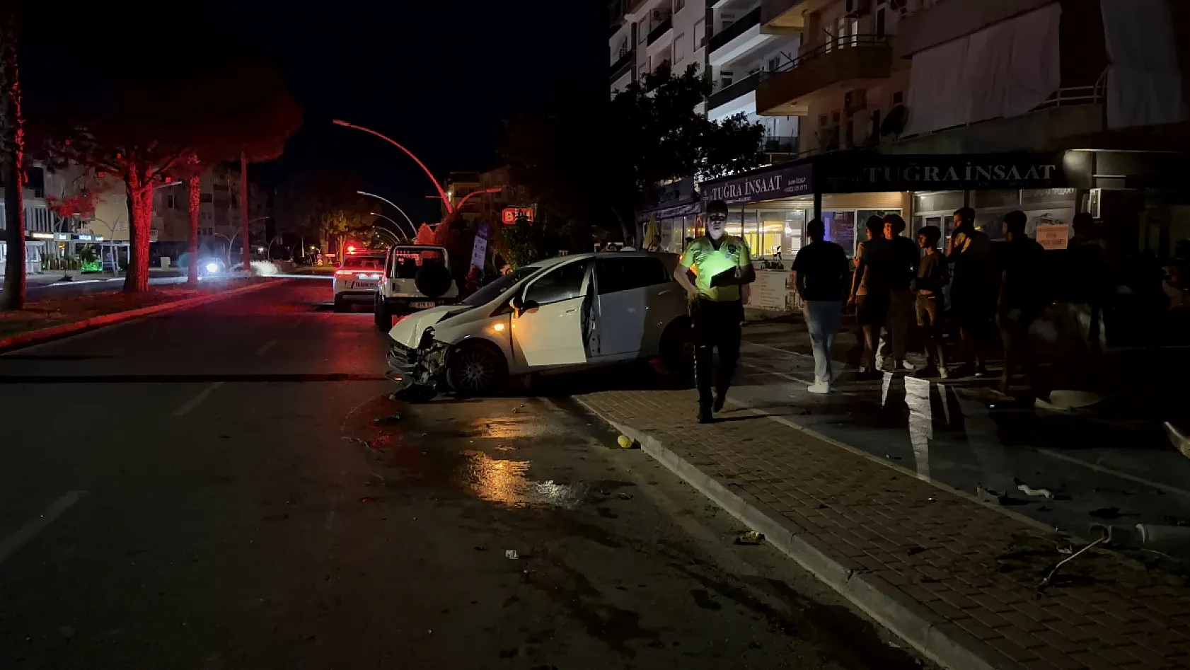 Kontrolden çıkan otomobil ortalığı savaş alanına çevirdi
