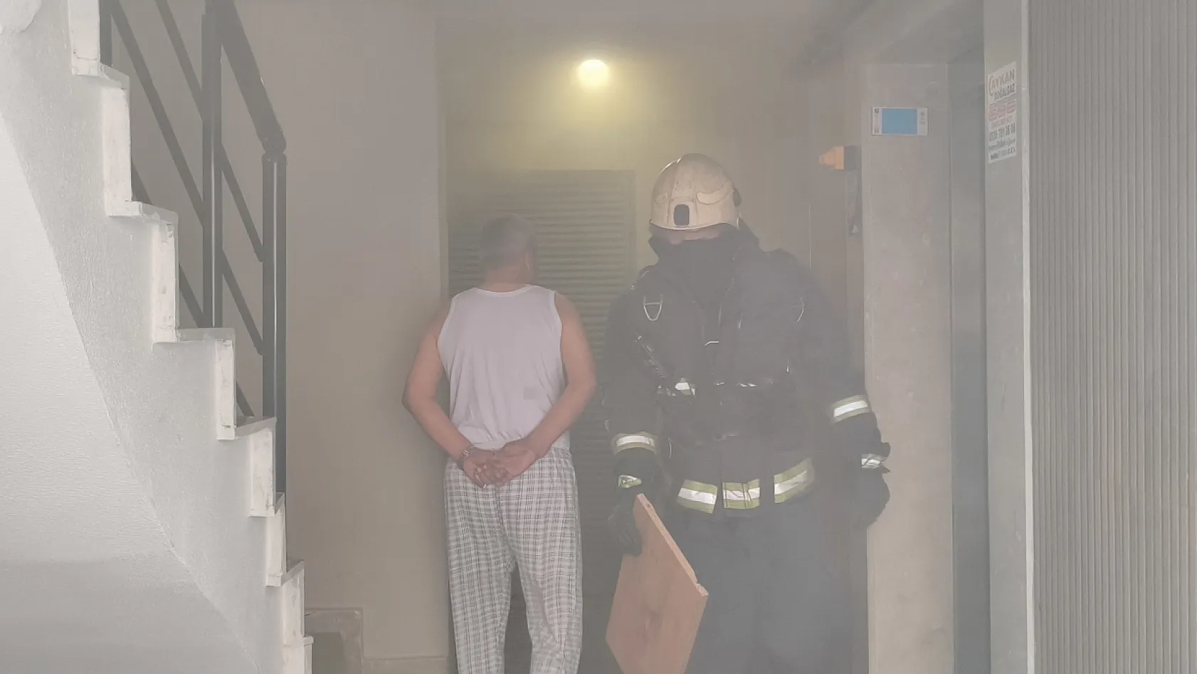 Annesine sinirlendi kendini eve kapatıp yakmaya çalıştı, mahallede korku ve öfke dolu anlar