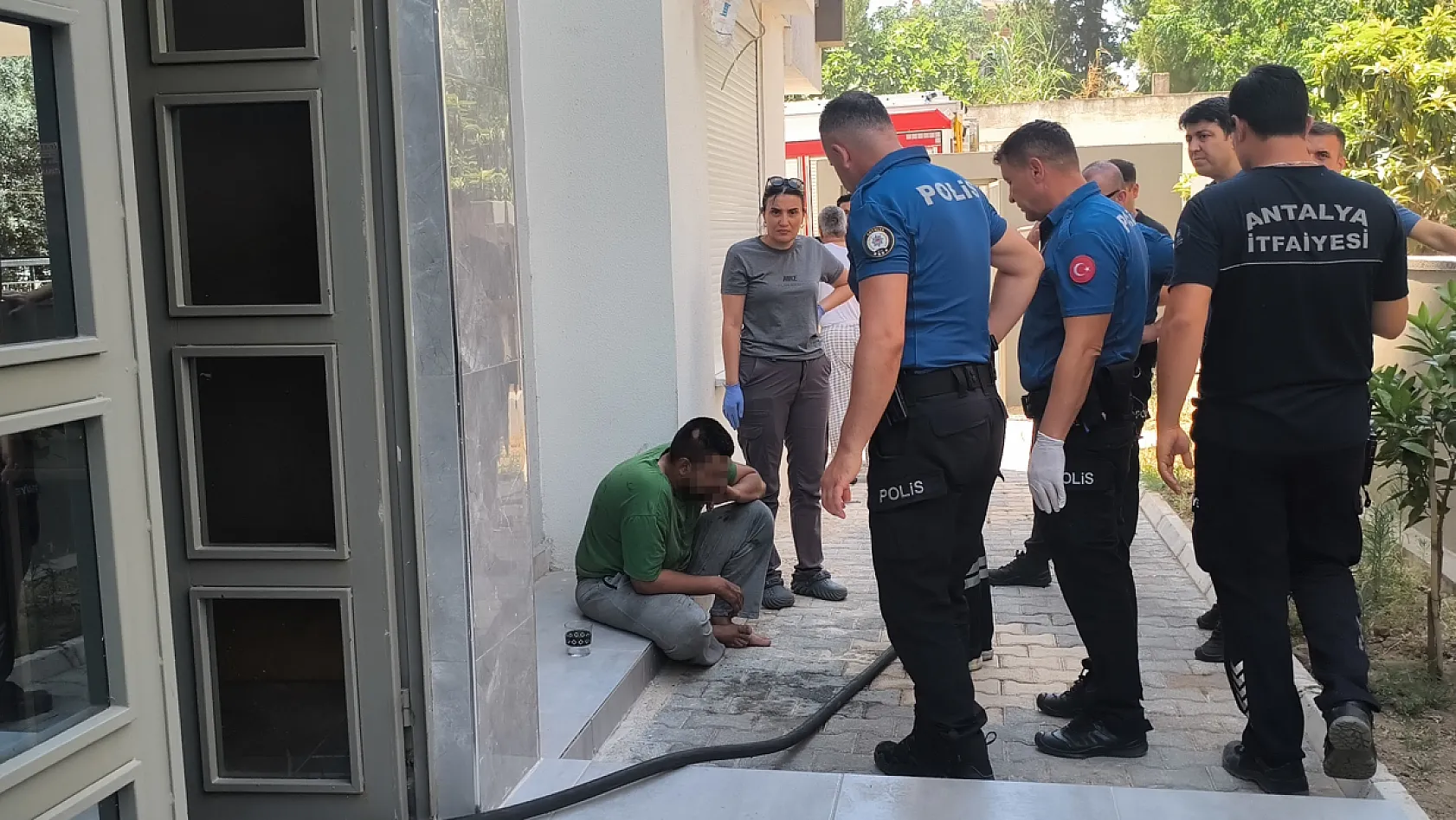 Annesine sinirlendi kendini eve kapatıp yakmaya çalıştı, mahallede korku ve öfke dolu anlar