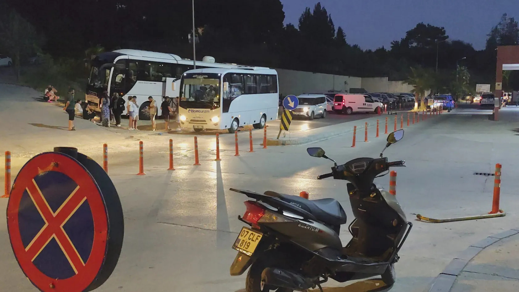 Manavgat'ta rafting yapmaya giden 52 yerli turist gıda zehirlenmesi şüphesiyle hastaneye başvurdu