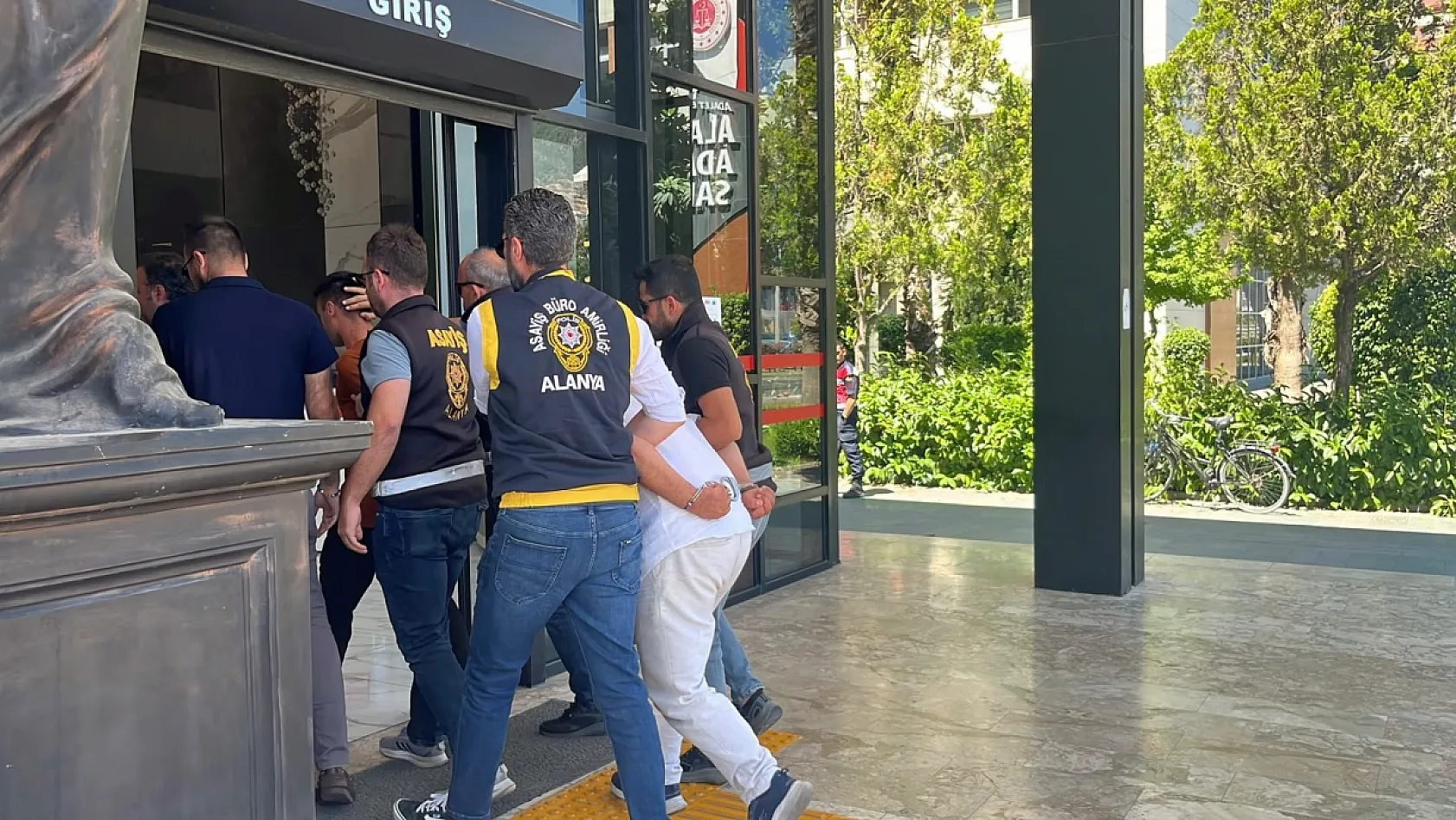 Alanya'da tartışma cinayetle bitti: 1 ölü, 3 şüpheli adliyeye sevk edildi