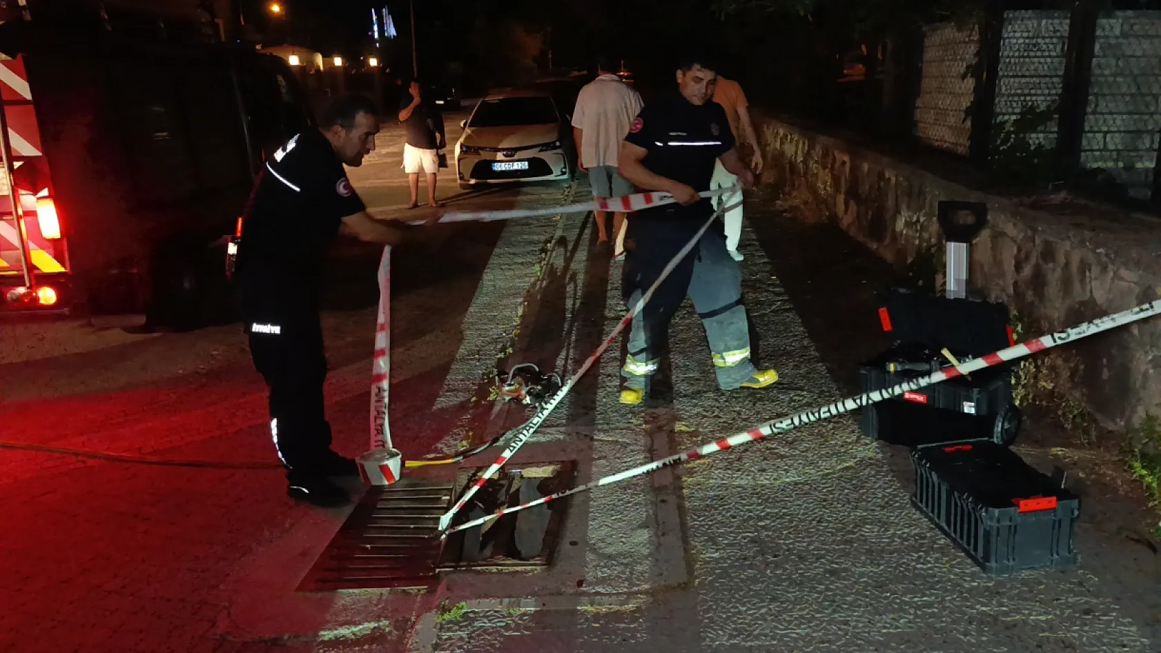 Genç kadının mazgala sıkışan ayağı itfaiye ekibi sayesinde kurtarıldı
