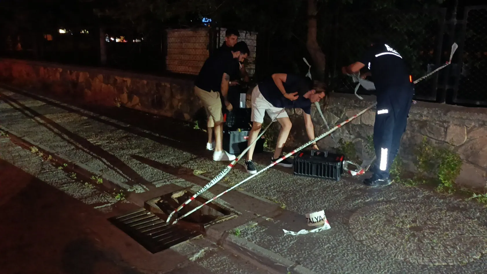Genç kadının mazgala sıkışan ayağı itfaiye ekibi sayesinde kurtarıldı