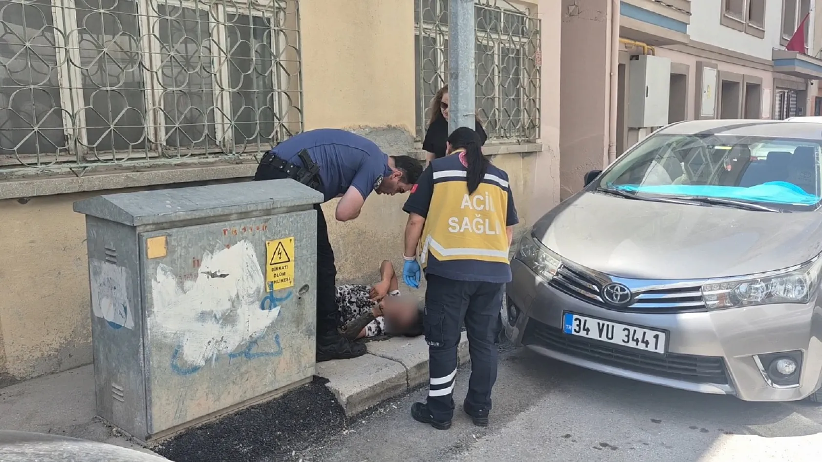 Sokak ortasında elinde tabancayla hareketsiz yatan genç paniğe neden oldu
