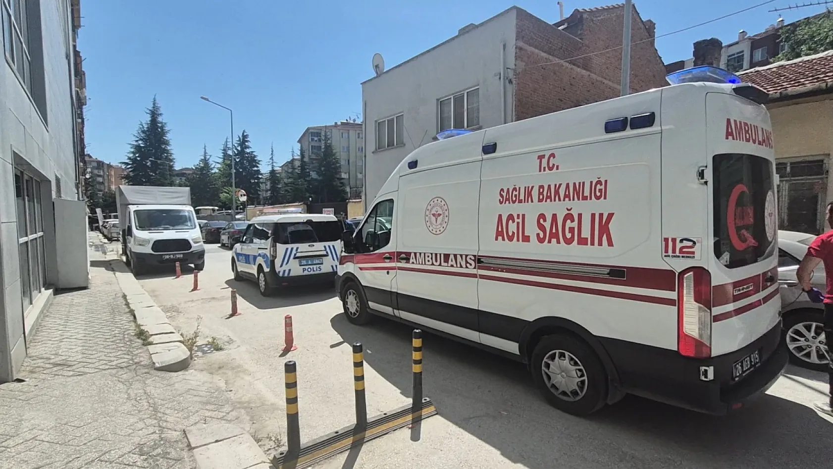 Sokak ortasında elinde tabancayla hareketsiz yatan genç paniğe neden oldu